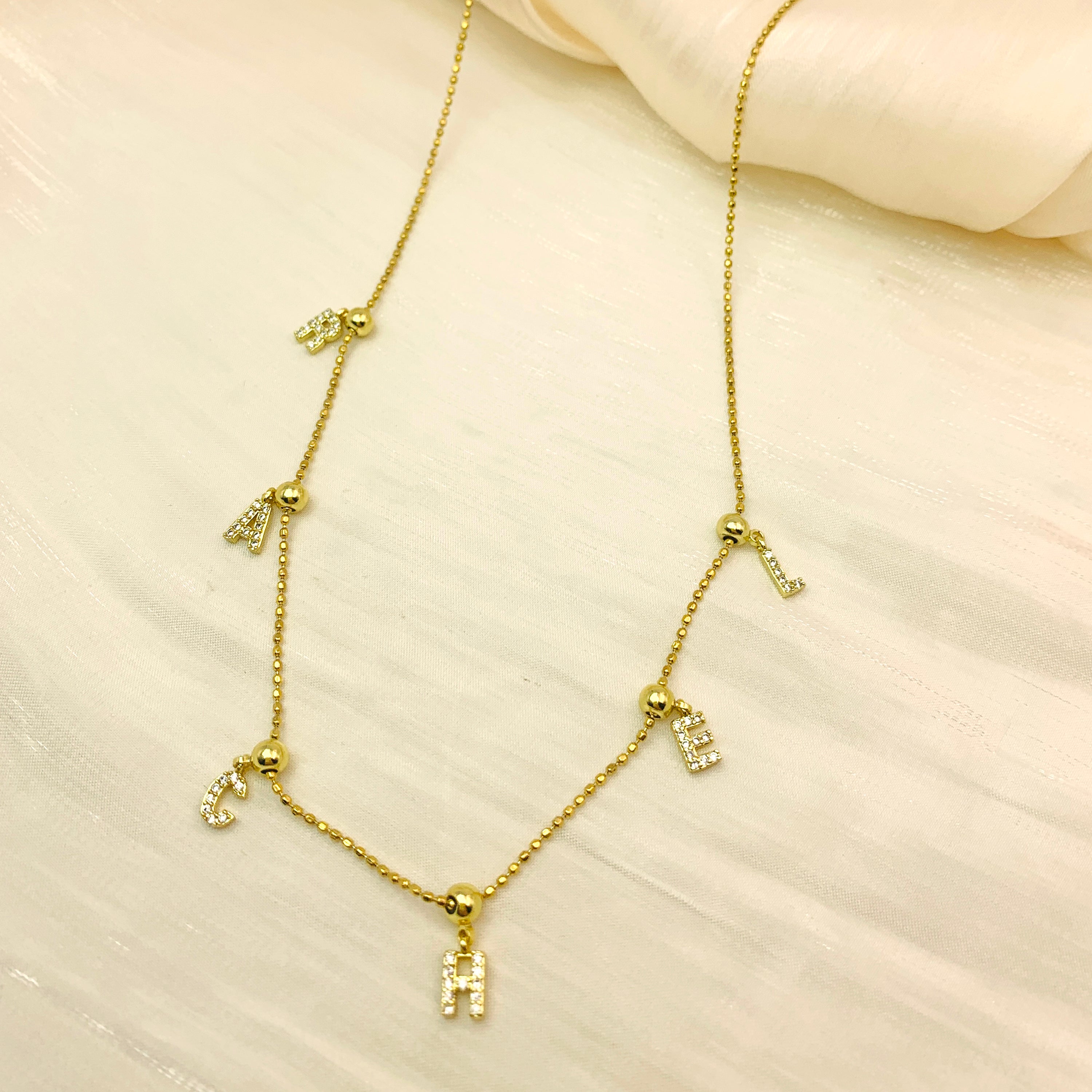 Collar de cadena tipo cable con inicial personalizada