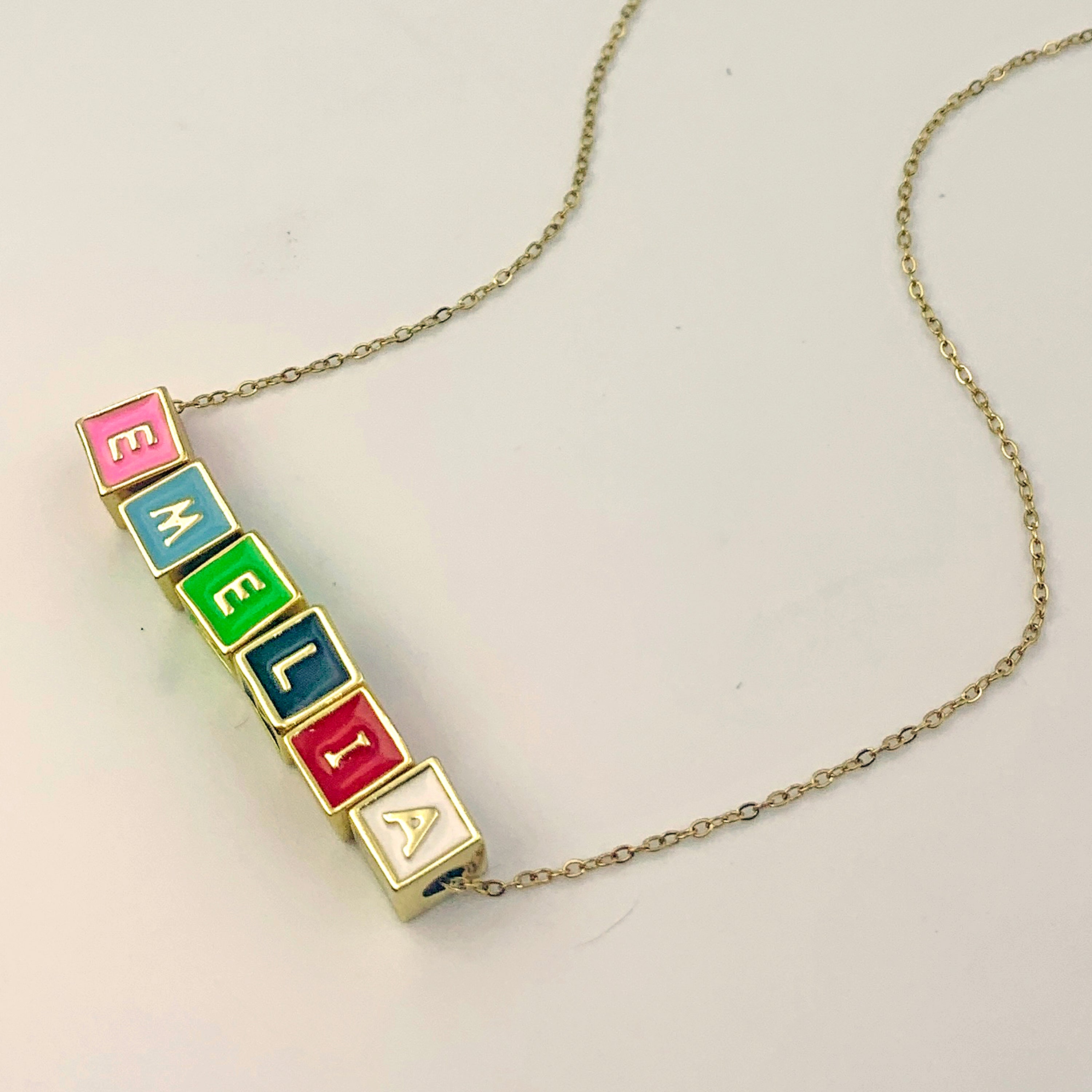 Collar con nombre de cubo colorido