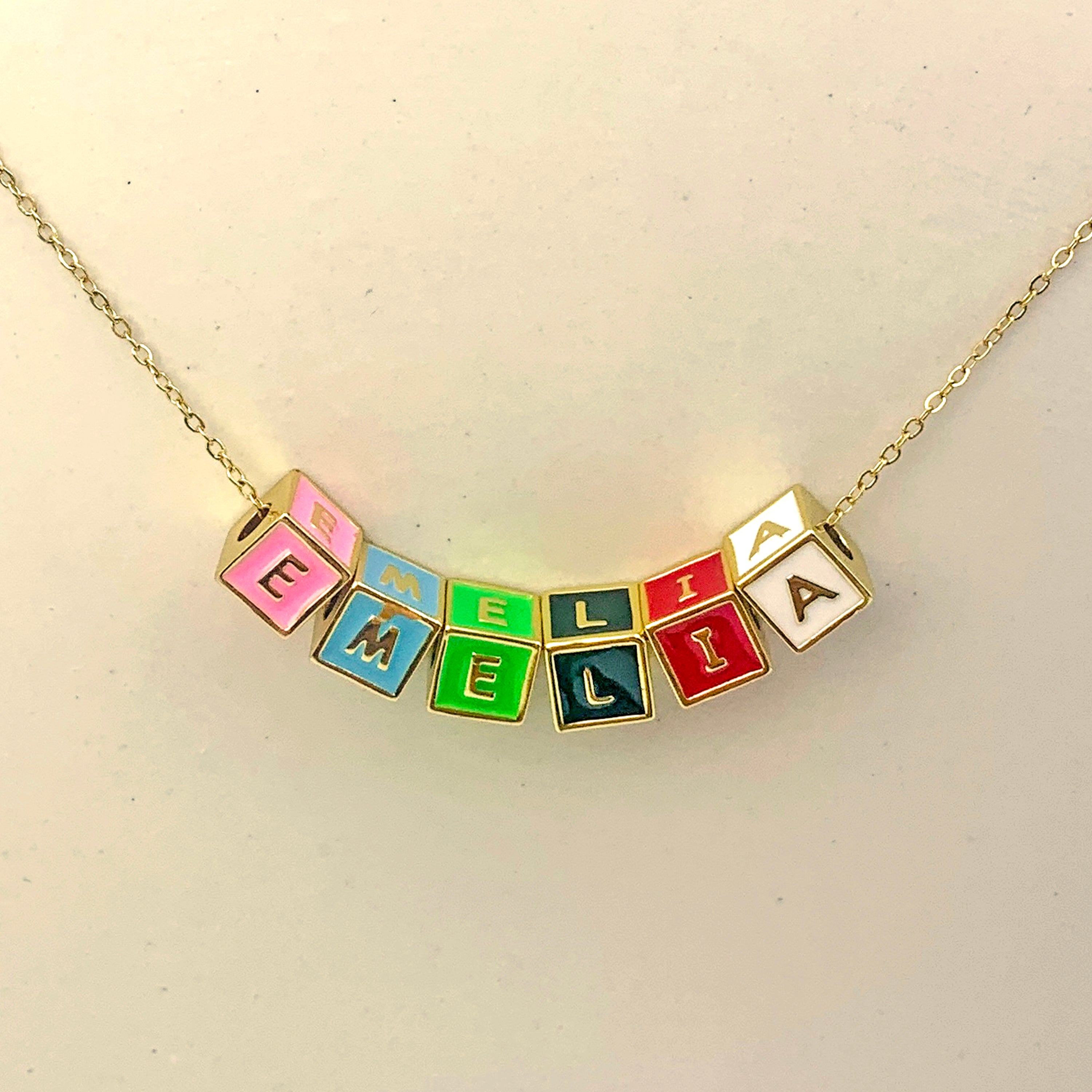 Collar con nombre de cubo colorido
