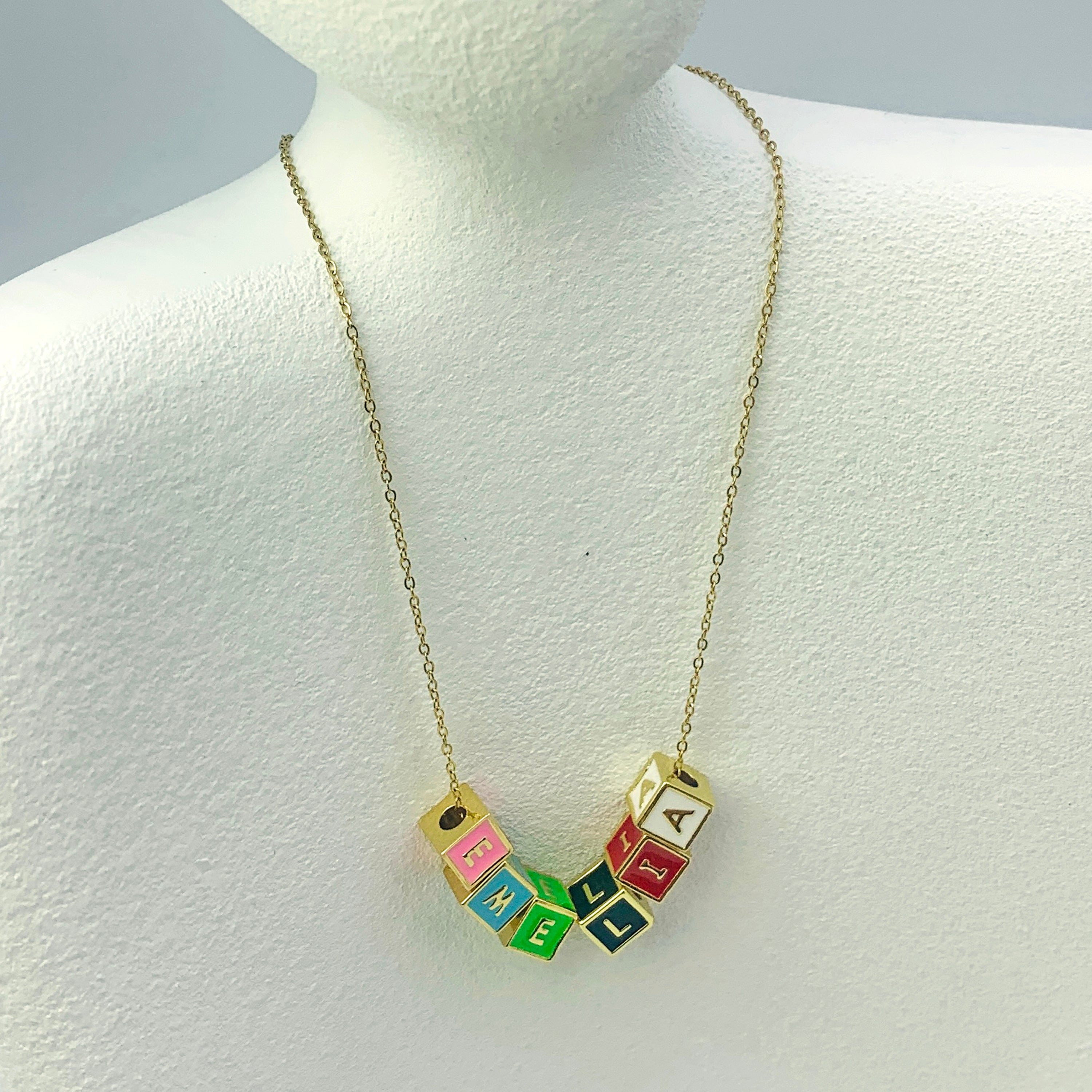 Collar con nombre de cubo colorido