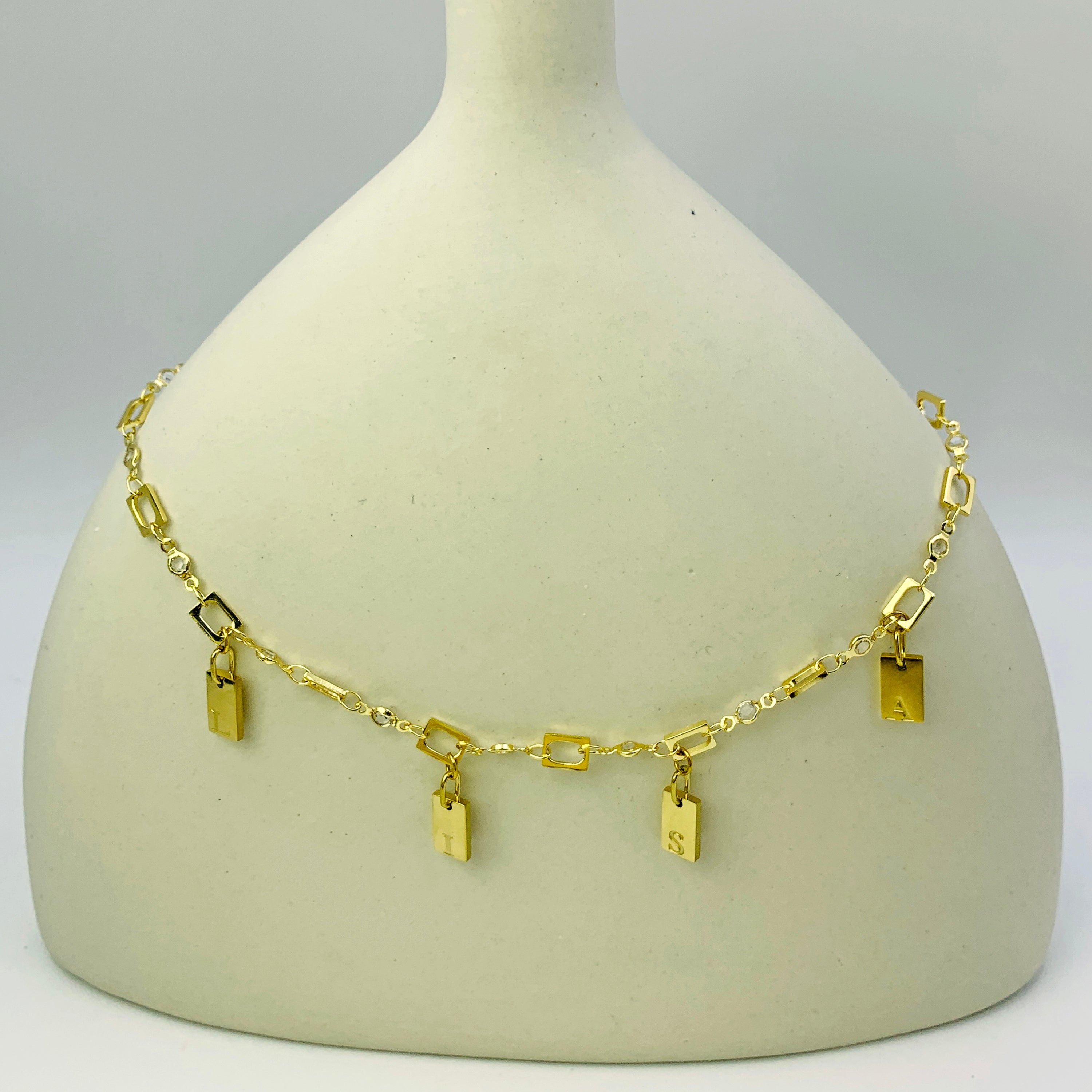Collar personalizado con letras flotantes