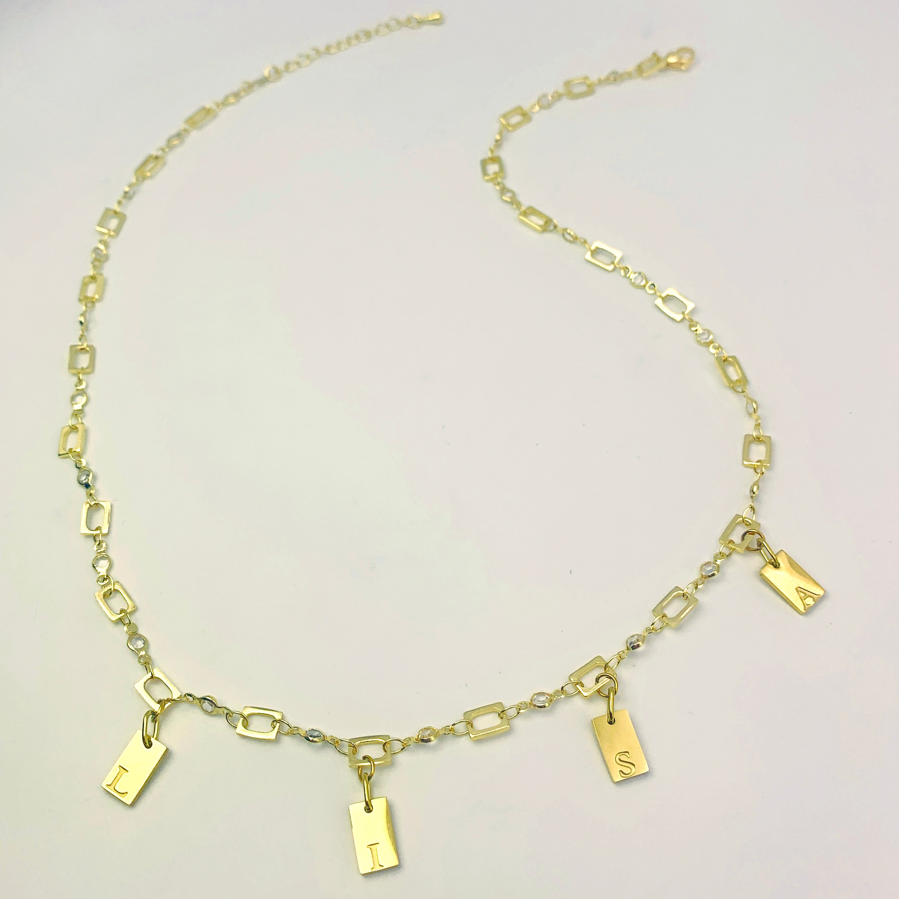 Collar personalizado con letras flotantes