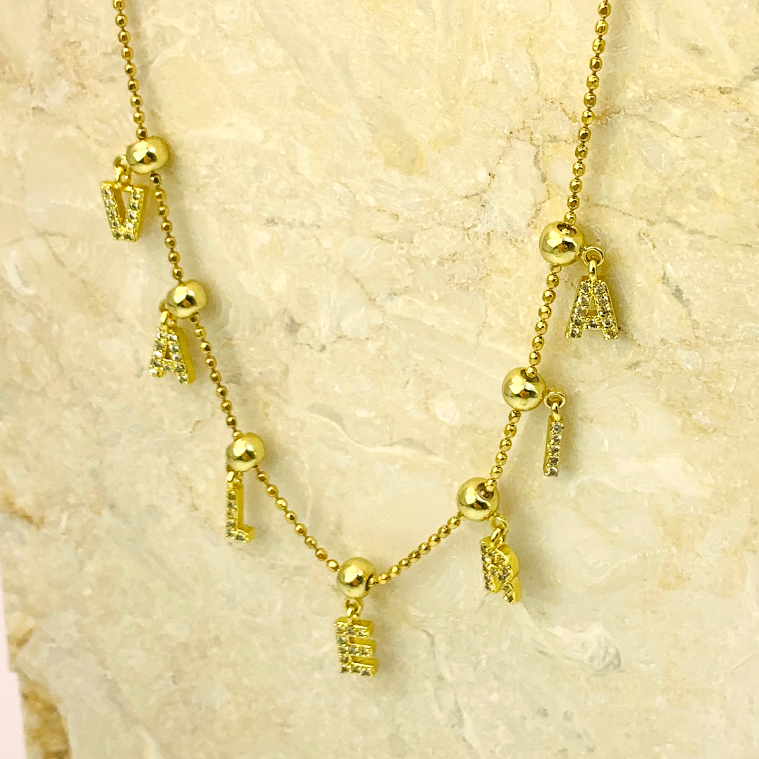 Collar con nombre dorado brillante