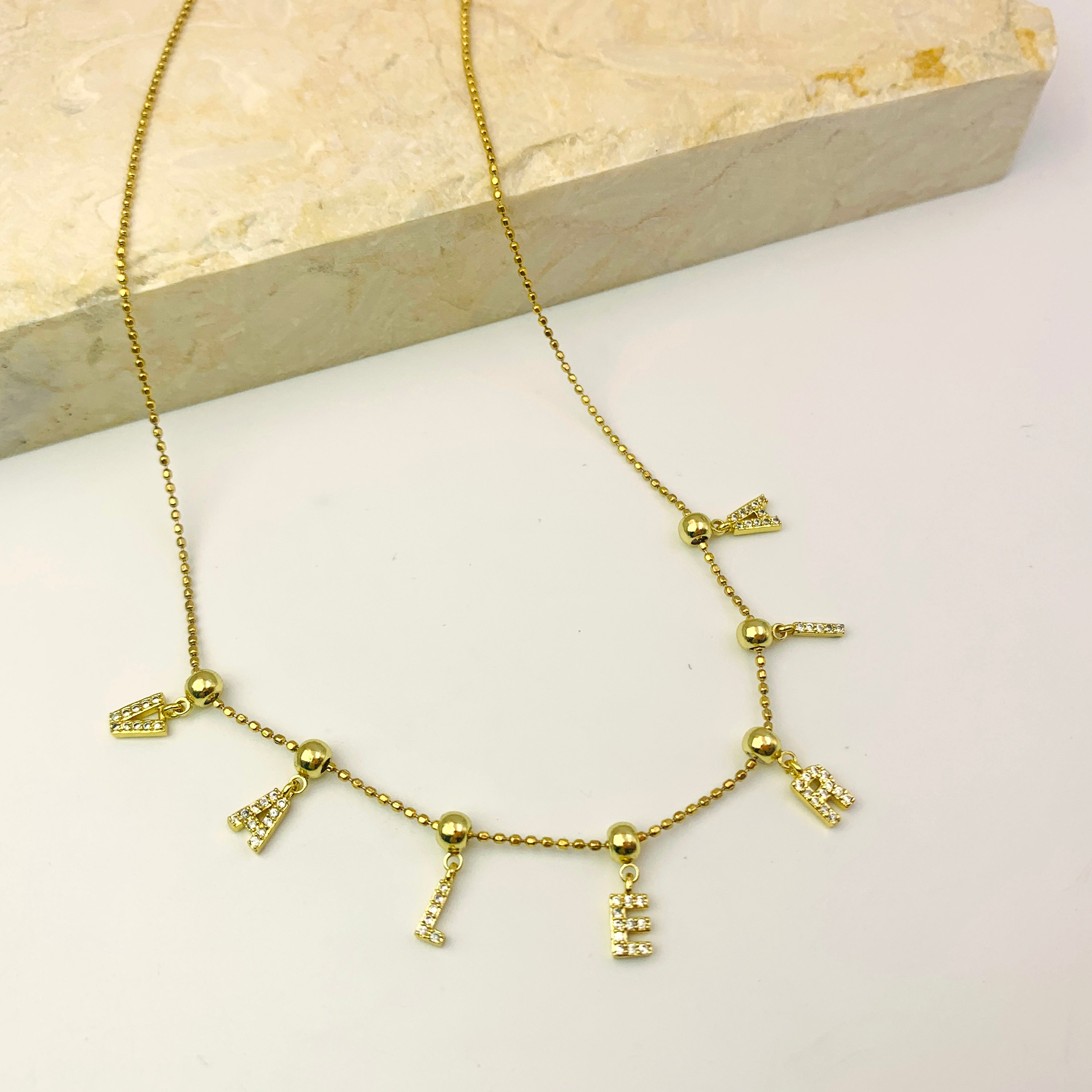 Collar con nombre dorado brillante
