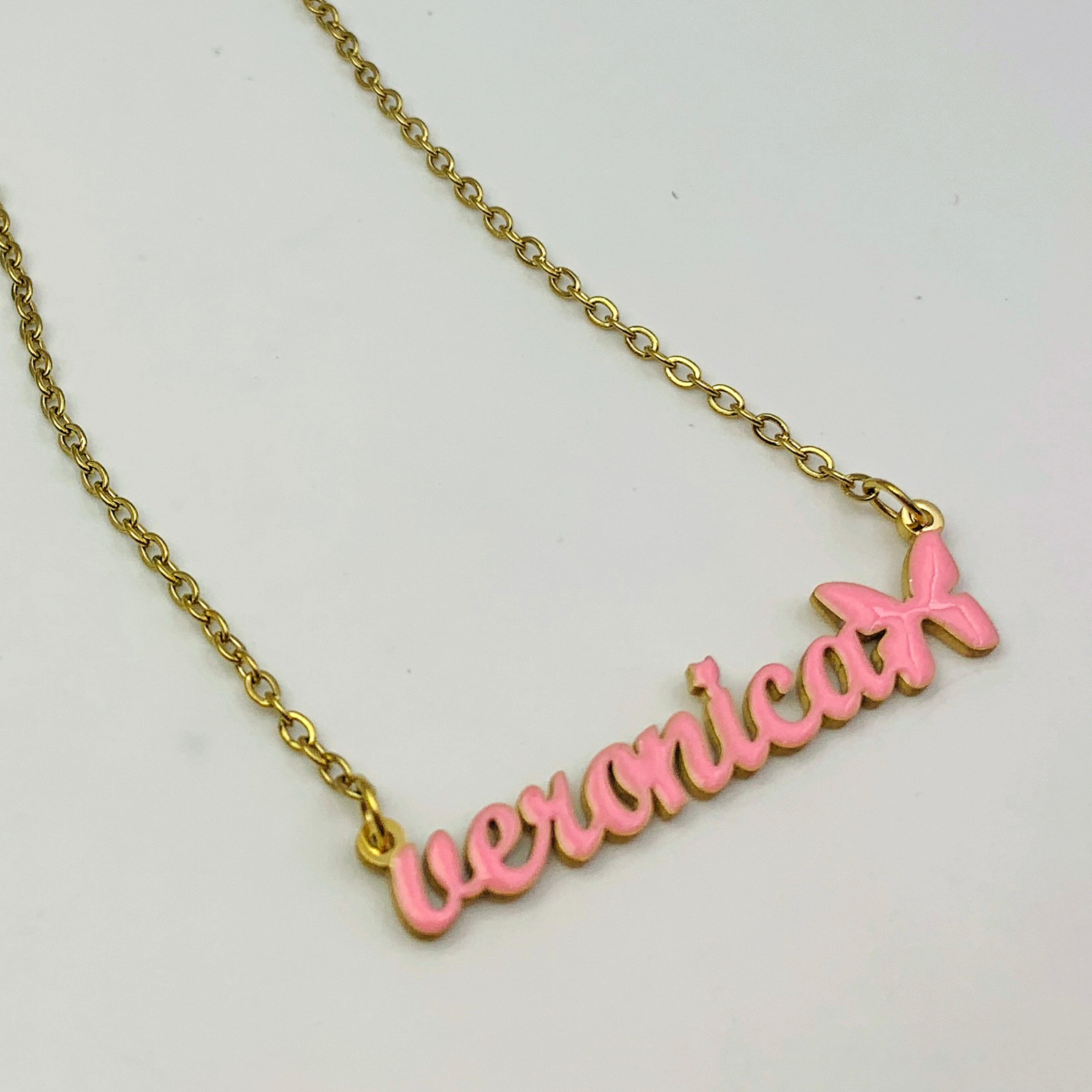 Collar con nombre de mariposa rosa personalizado