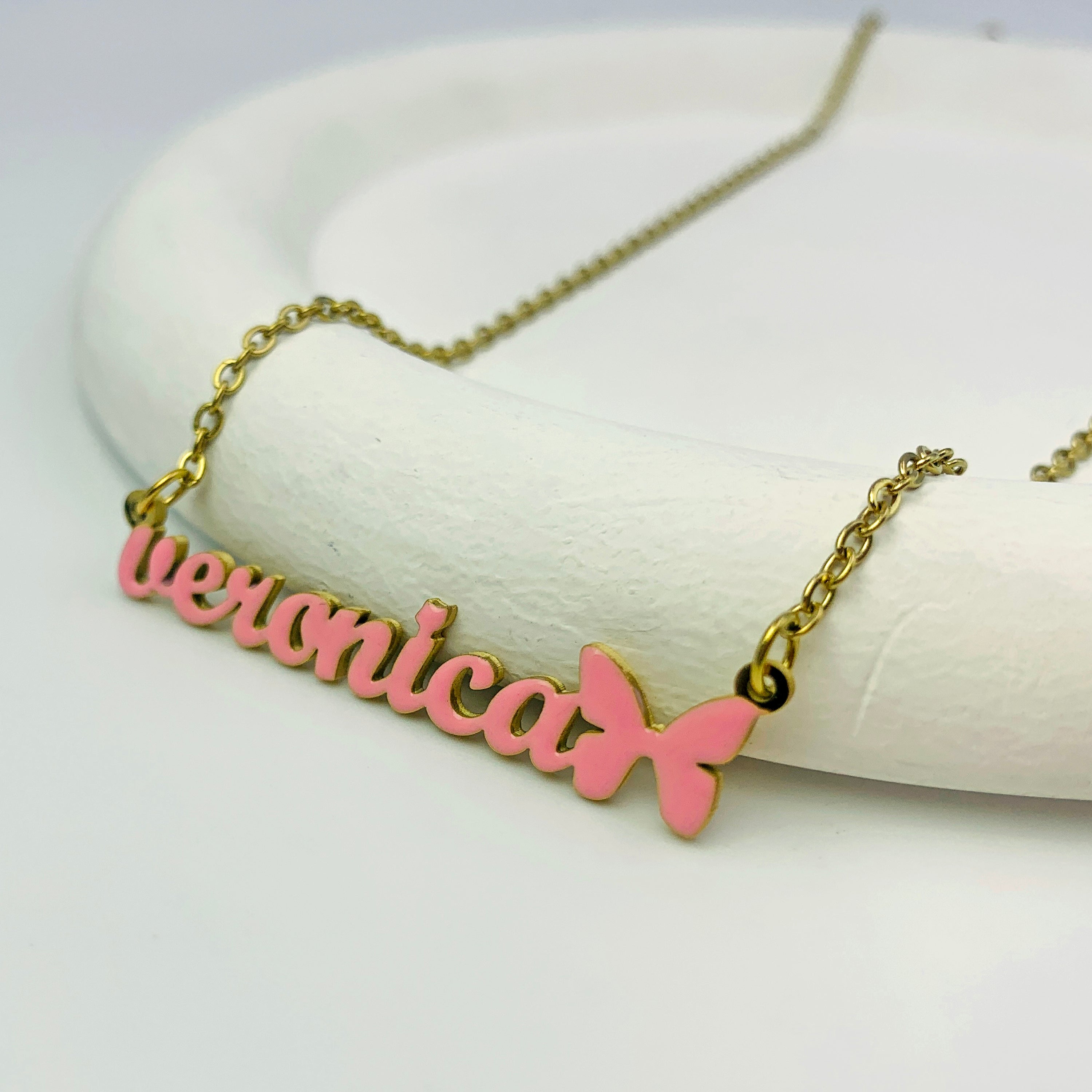 Collar con nombre de mariposa rosa personalizado