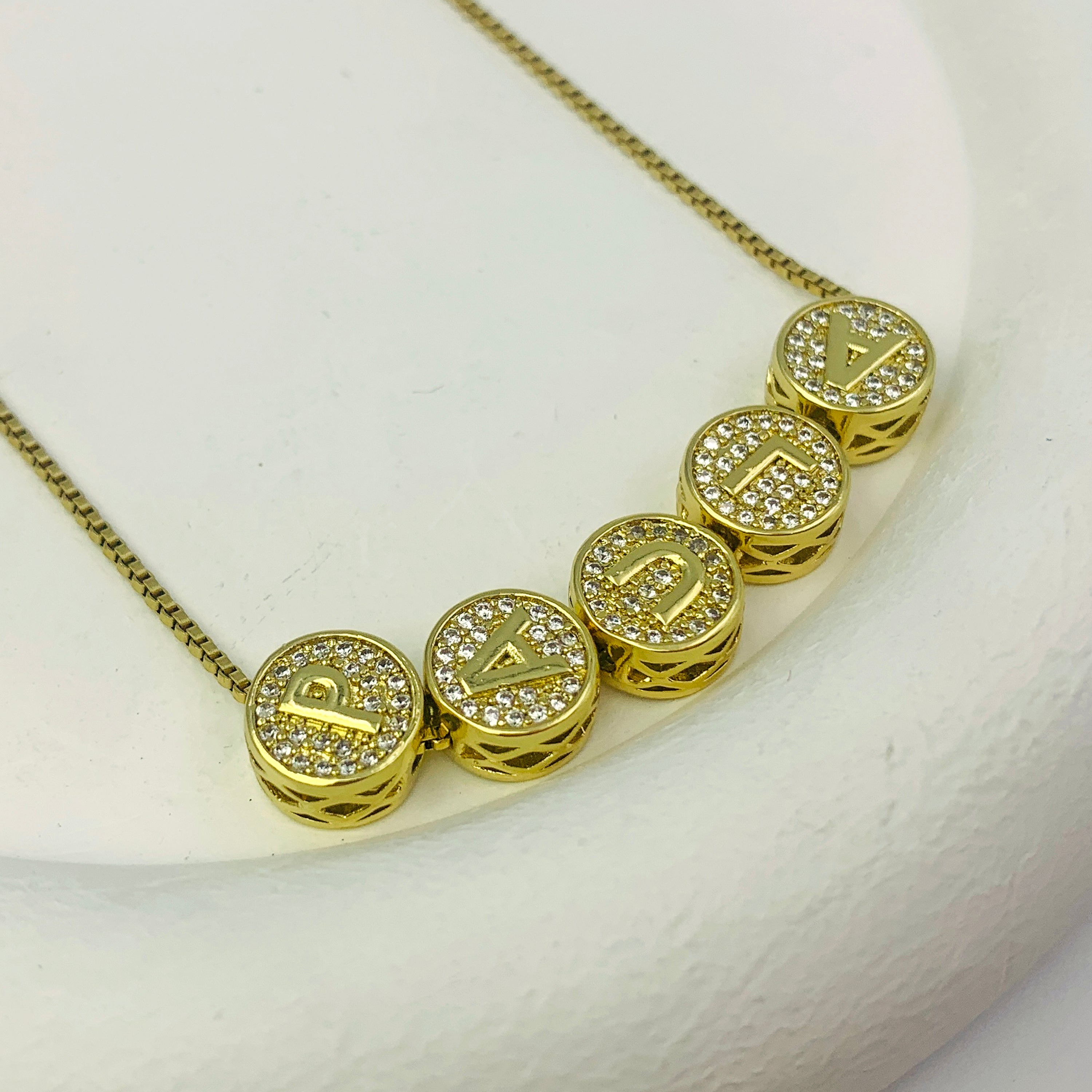 Collar personalizado con pila de letras radiantes