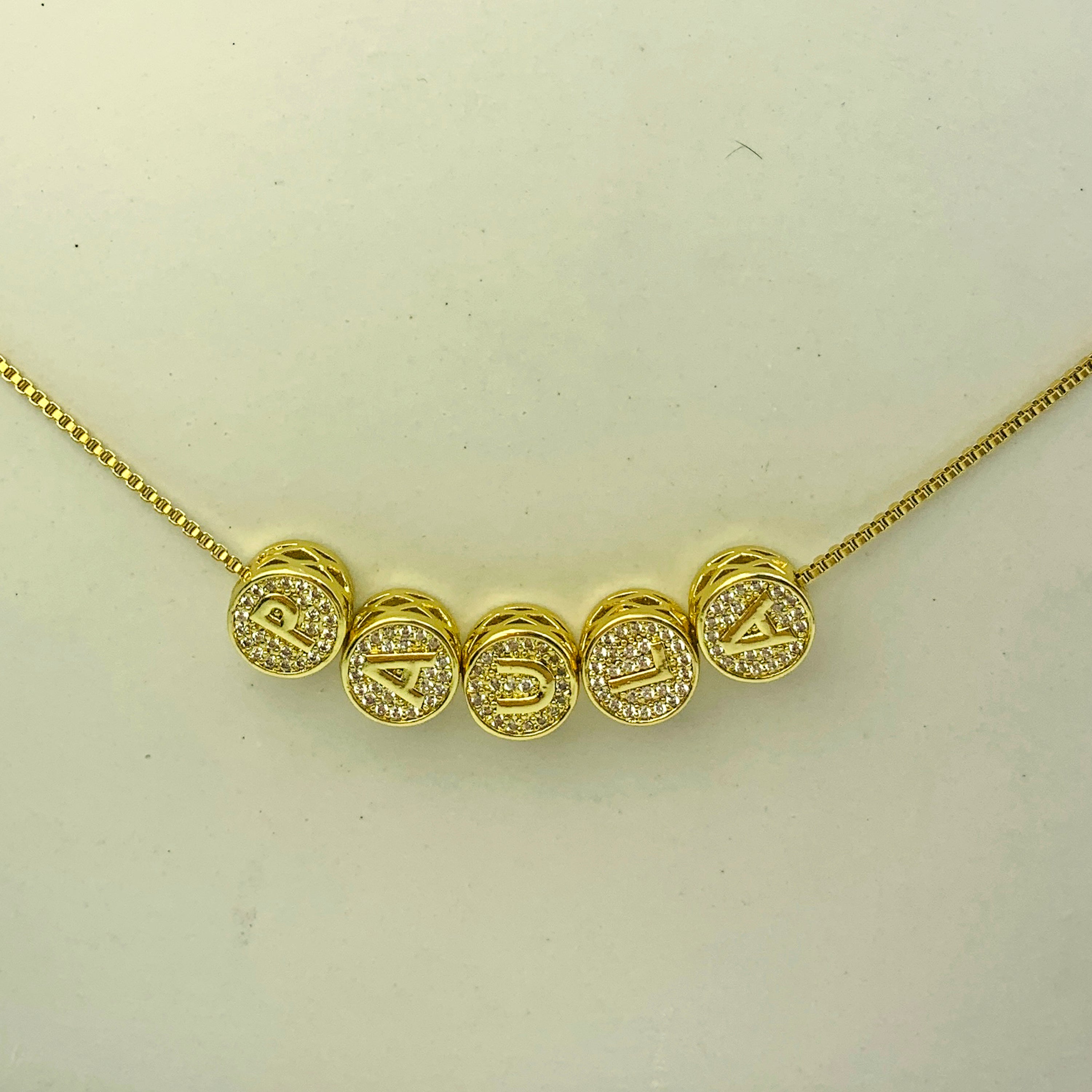 Collar personalizado con pila de letras radiantes