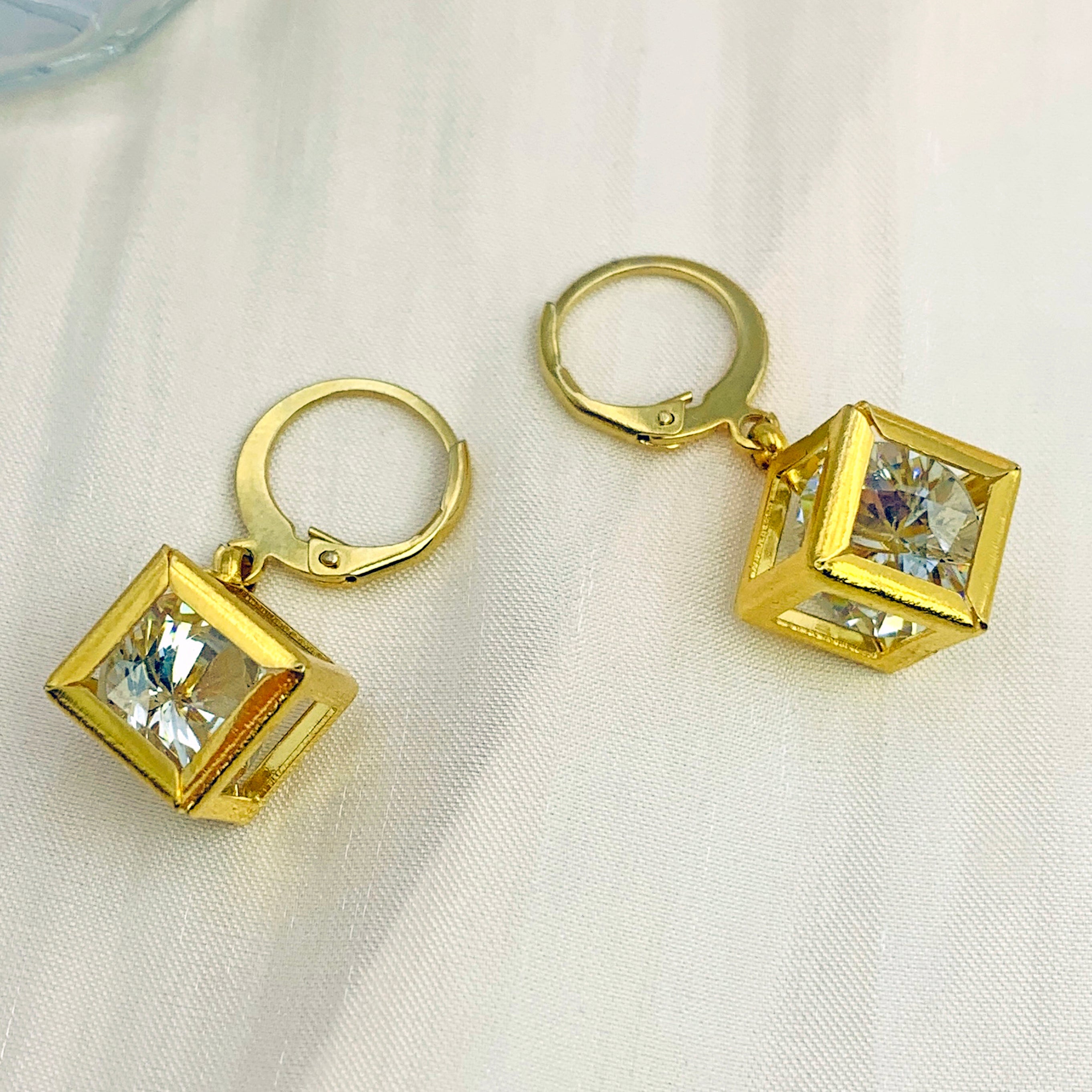 Pendiente de jaula en forma de cubo con cristal