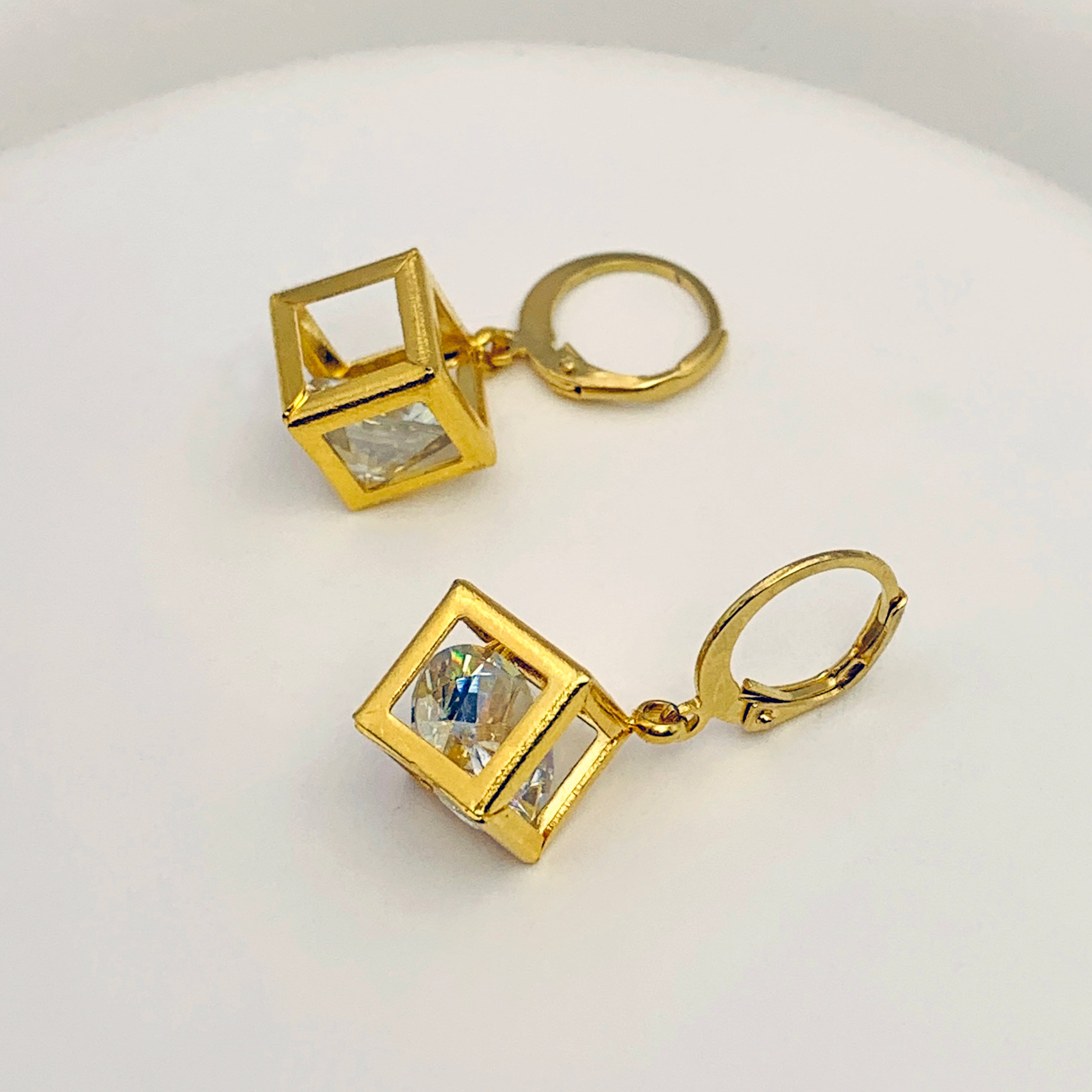 Pendiente de jaula en forma de cubo con cristal