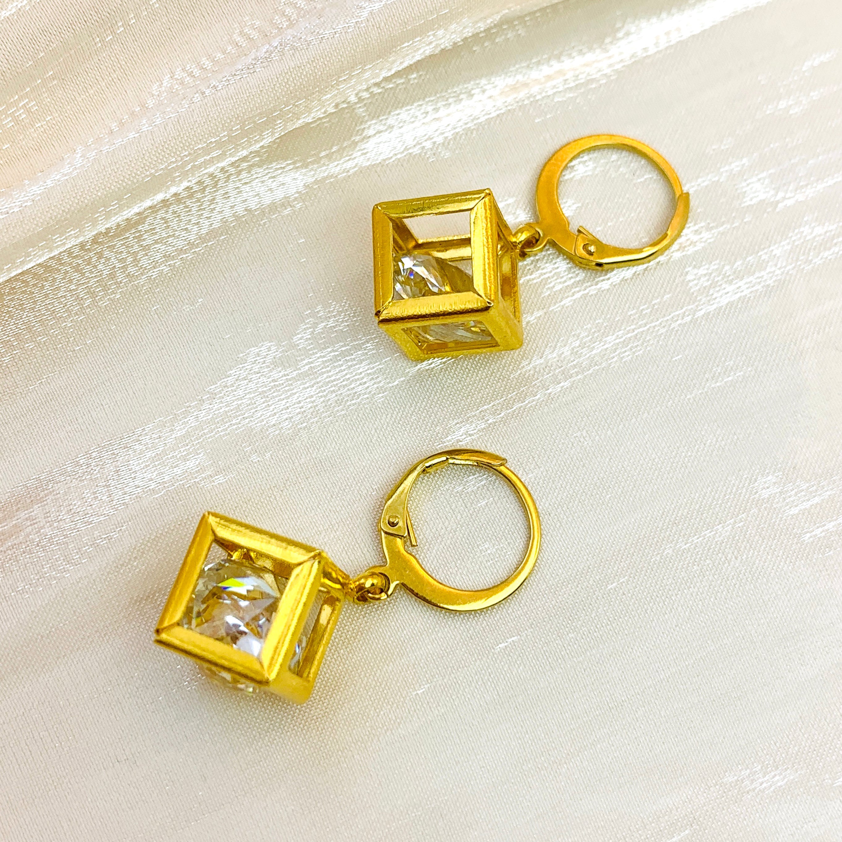 Pendiente de jaula en forma de cubo con cristal