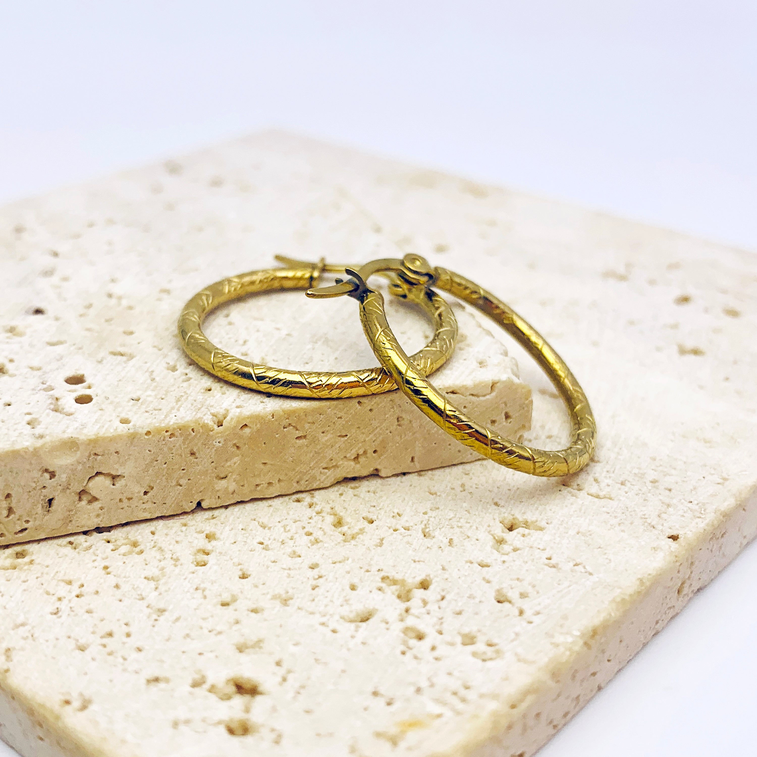 Aros de oro texturizados