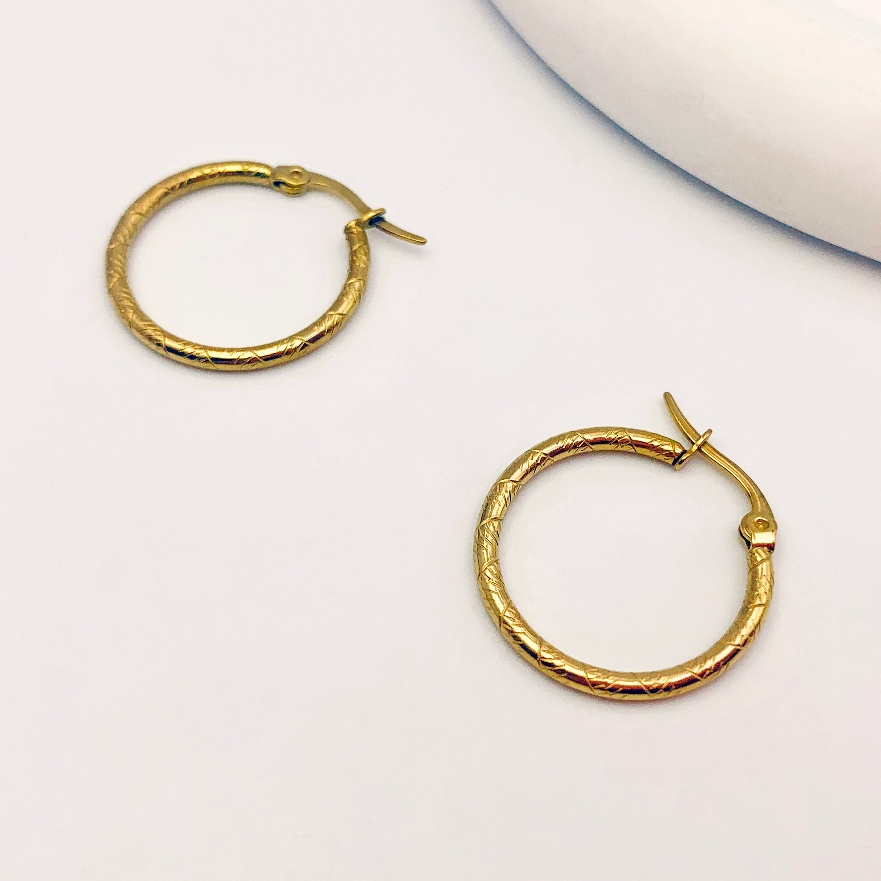 Aros de oro texturizados