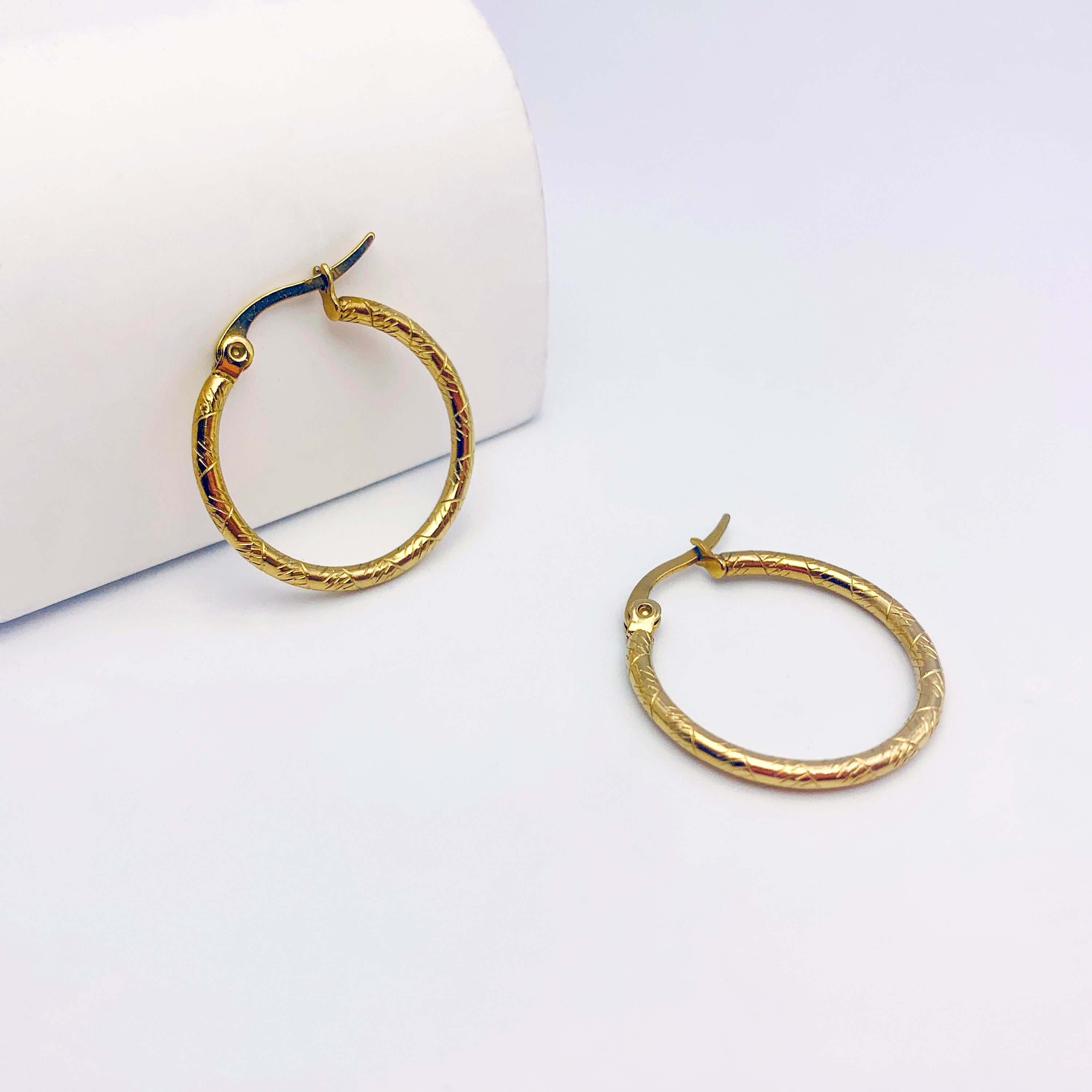 Aros de oro texturizados