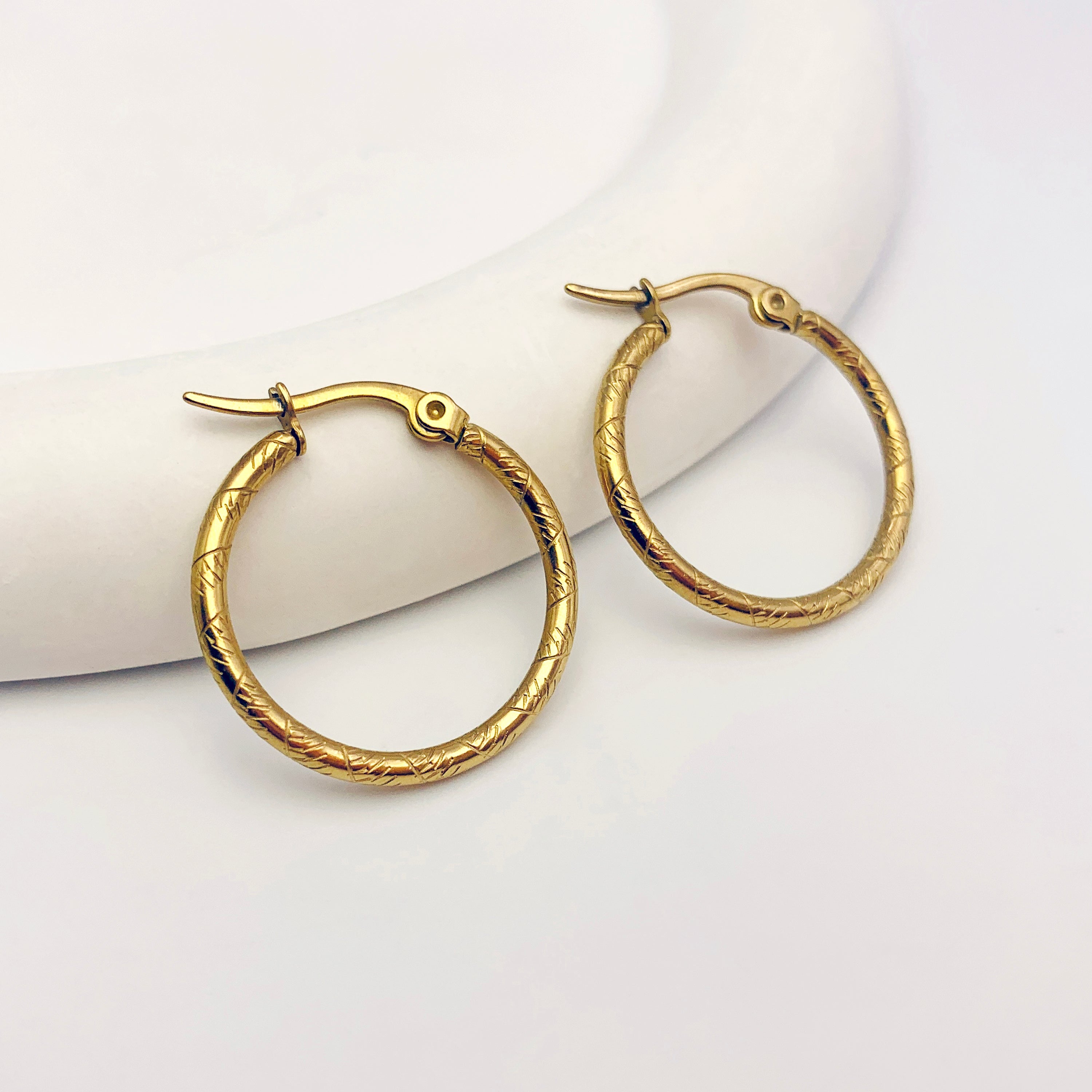 Aros de oro texturizados