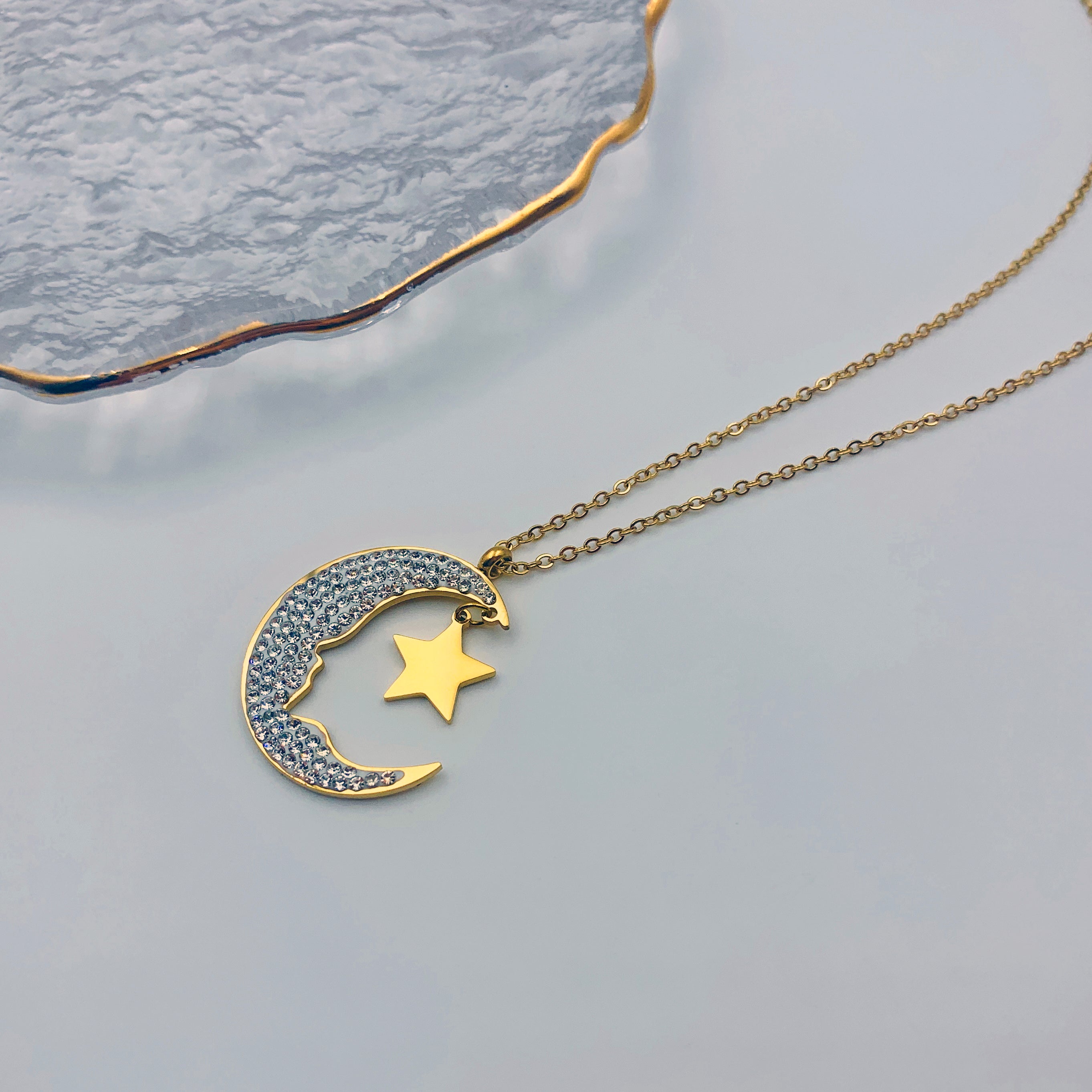 Collar soñador celestial brillante