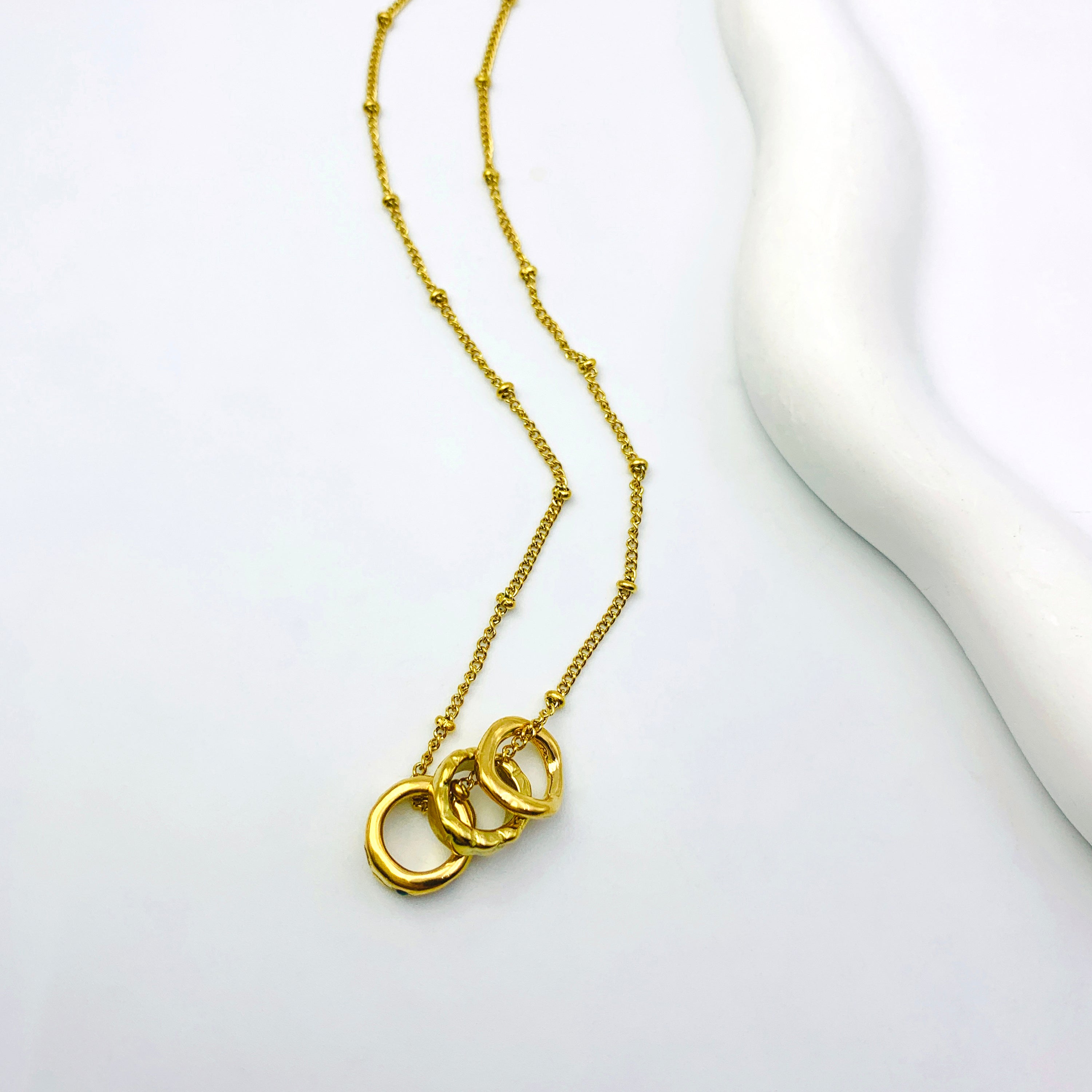 Collar con colgante de tres círculos