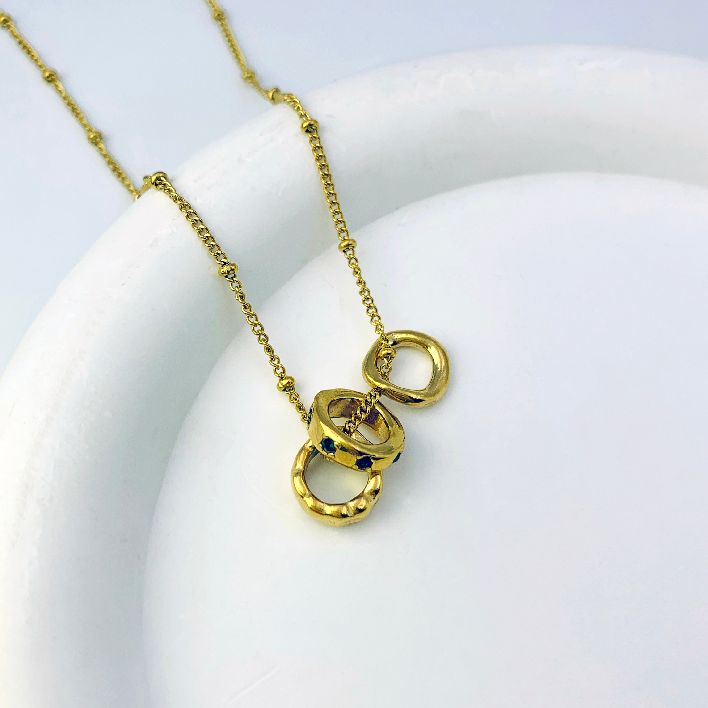 Collar con colgante de tres círculos