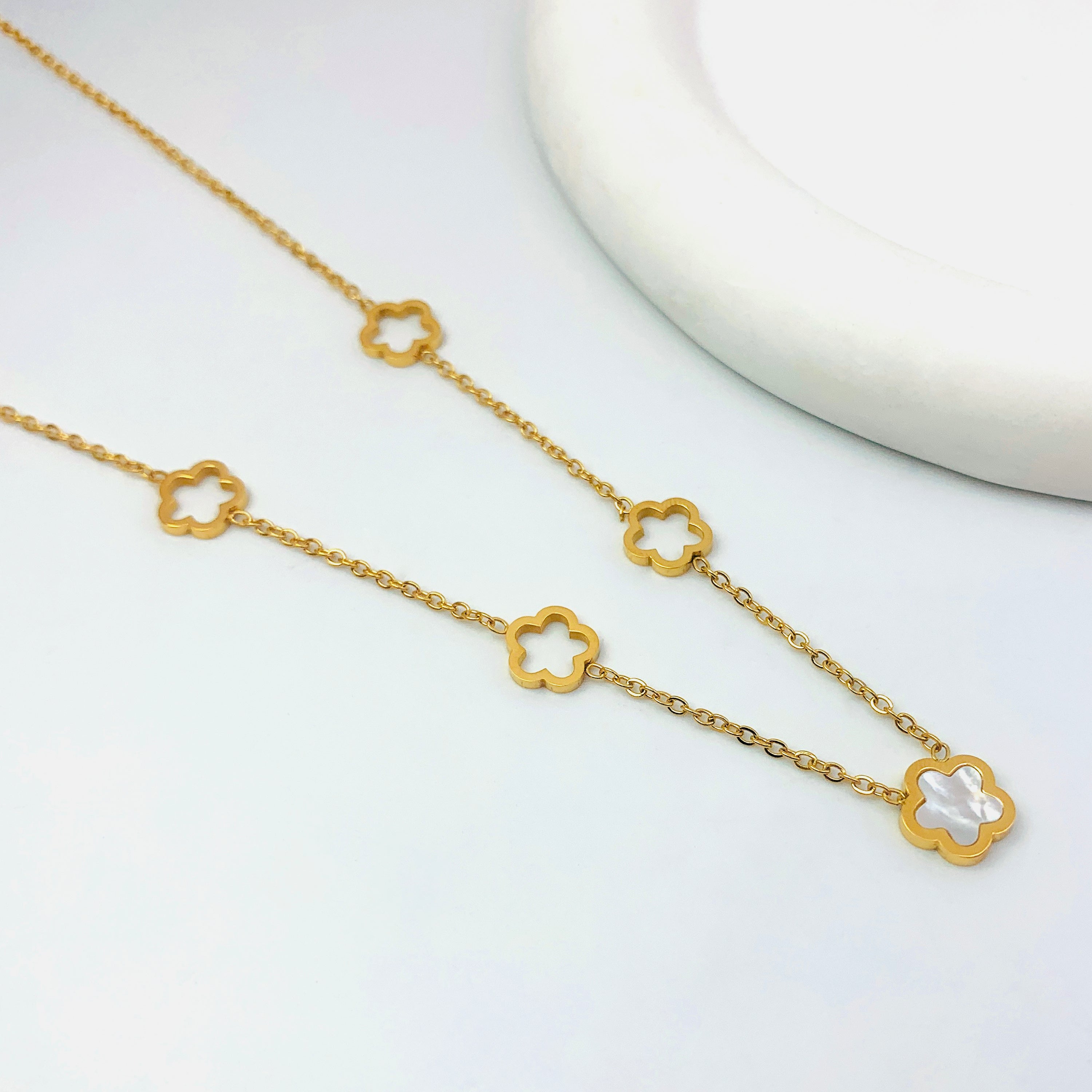 Collar de conchas florales