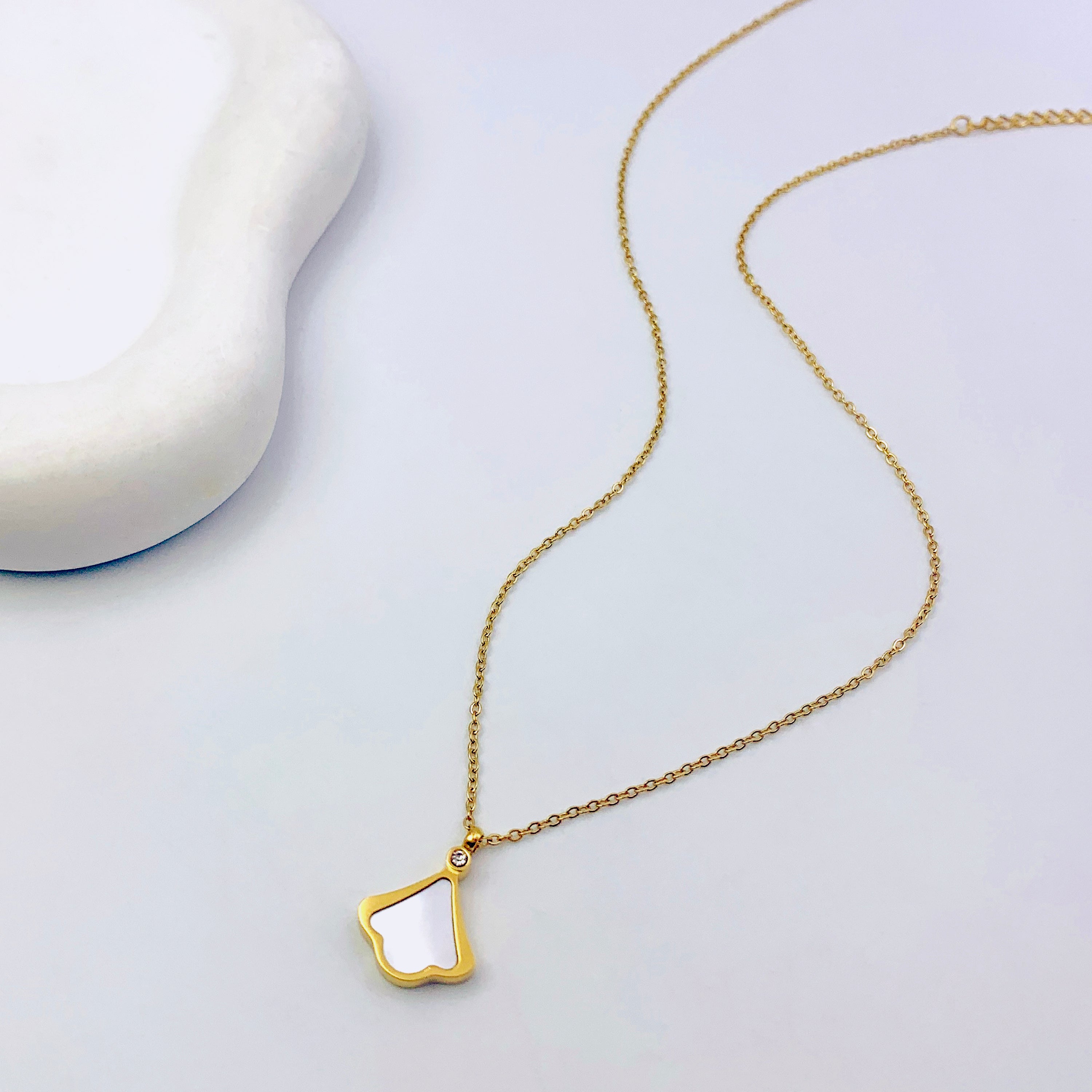 Collar con dije atemporal