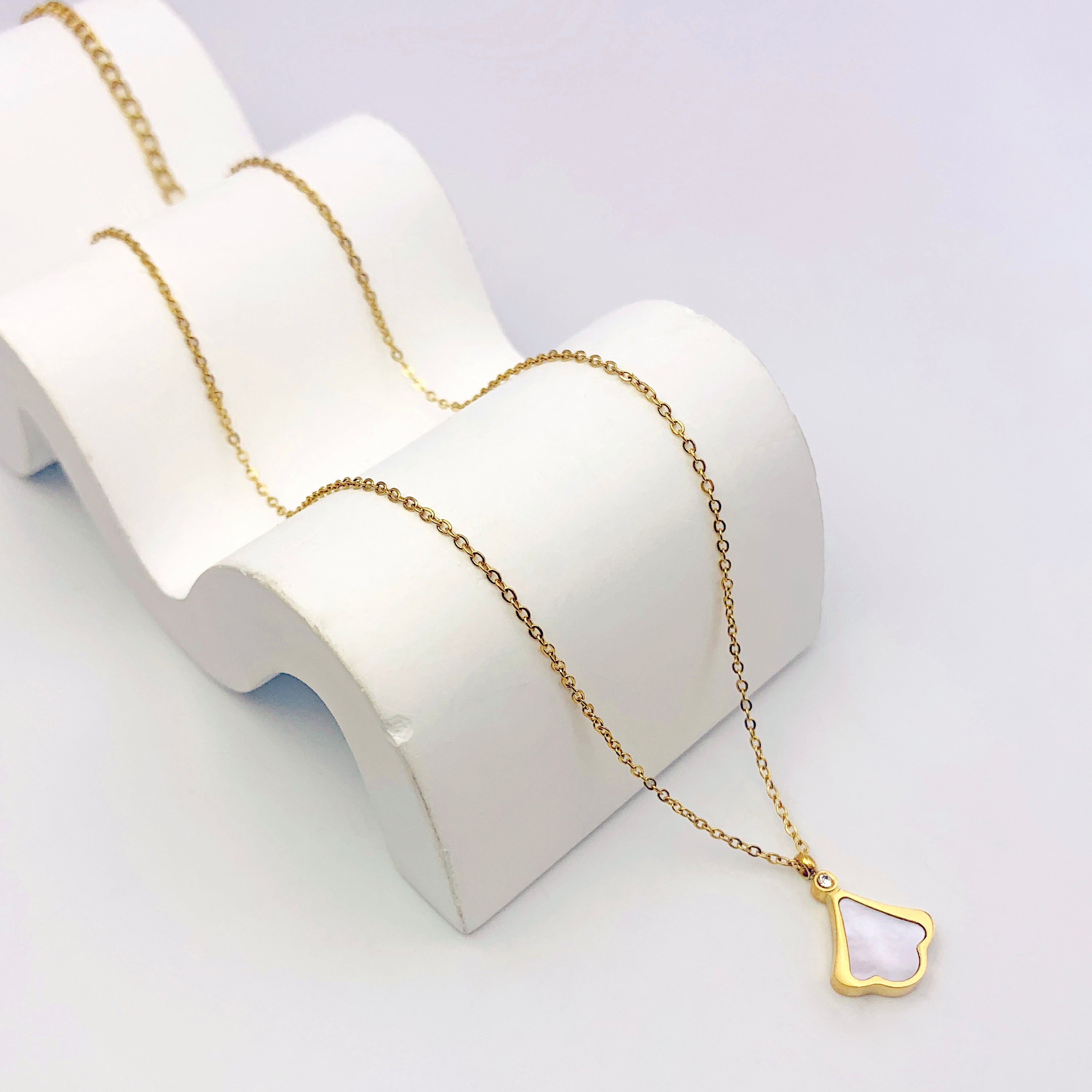 Collar con dije atemporal