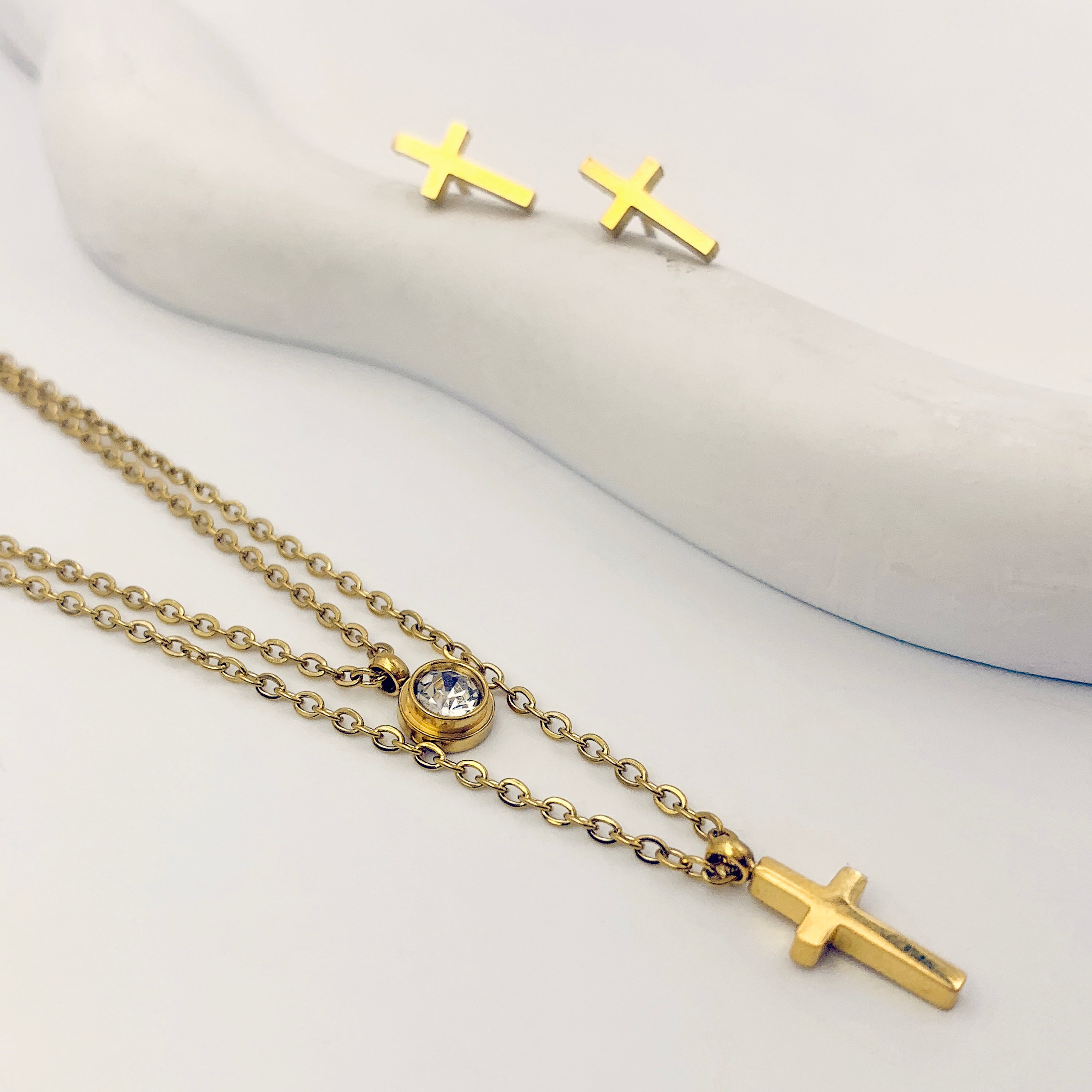 Conjunto de collar y pendientes con cruz de cristal