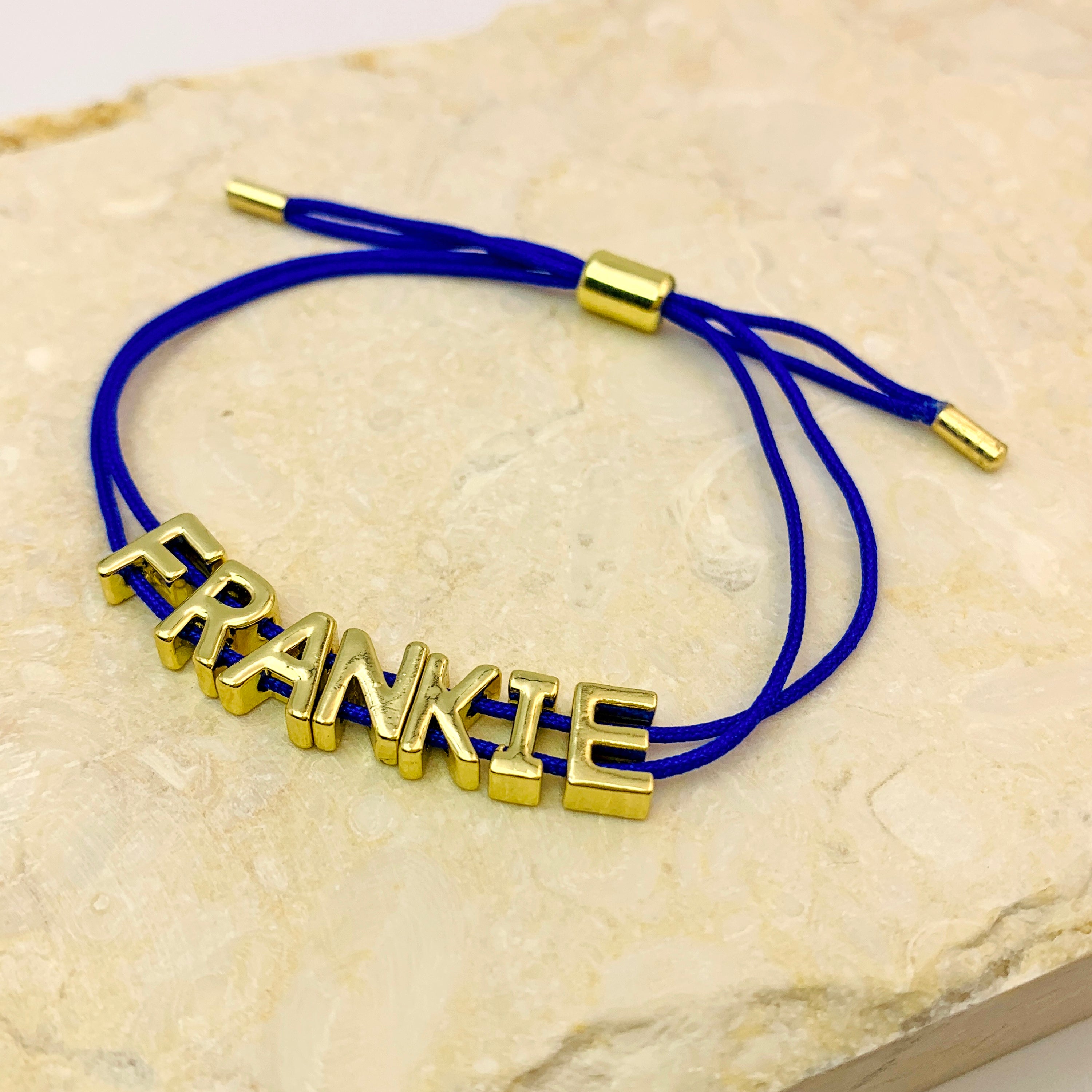 Pulsera personalizada con dijes de cordón