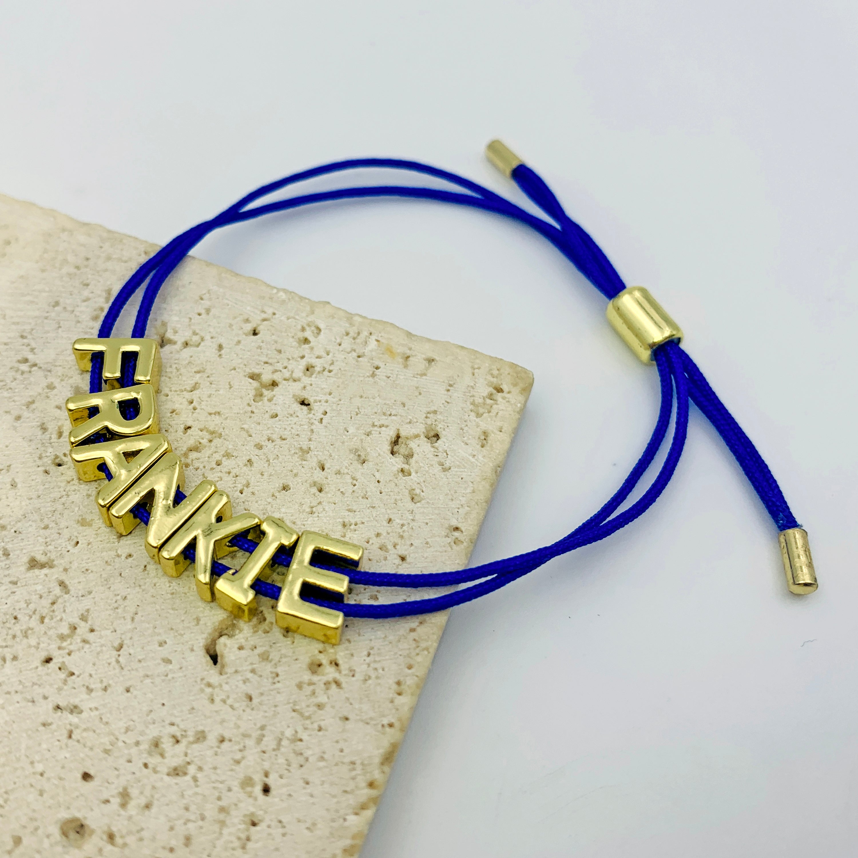 Pulsera personalizada con dijes de cordón