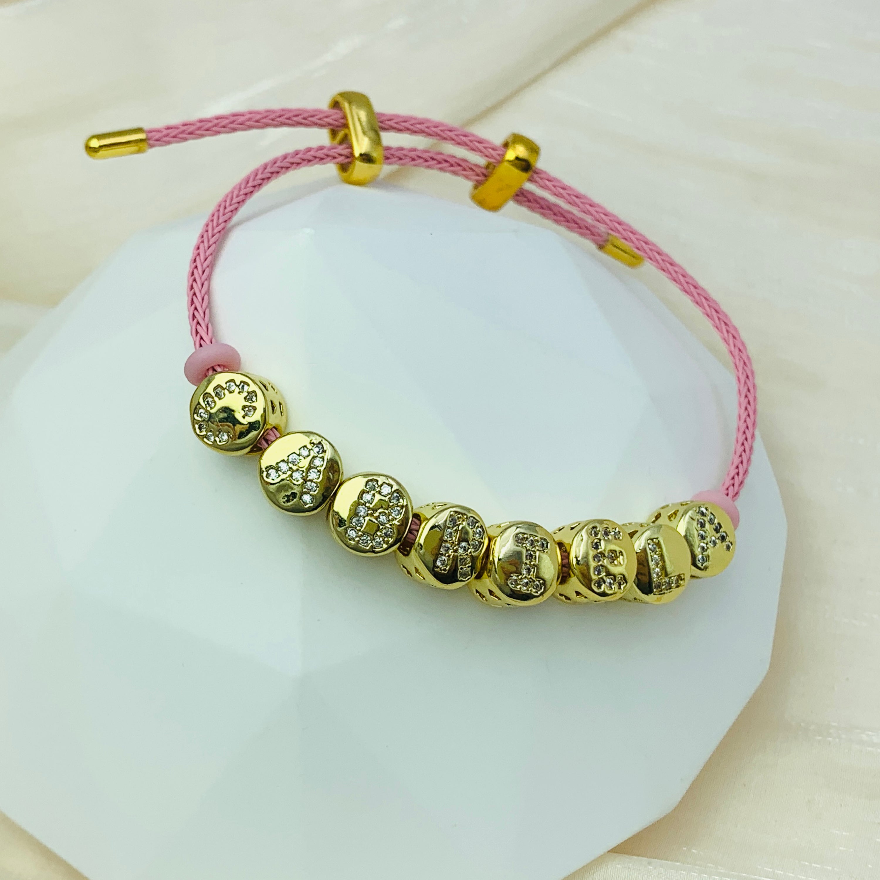 Pulsera con nombre y cuentas brillantes