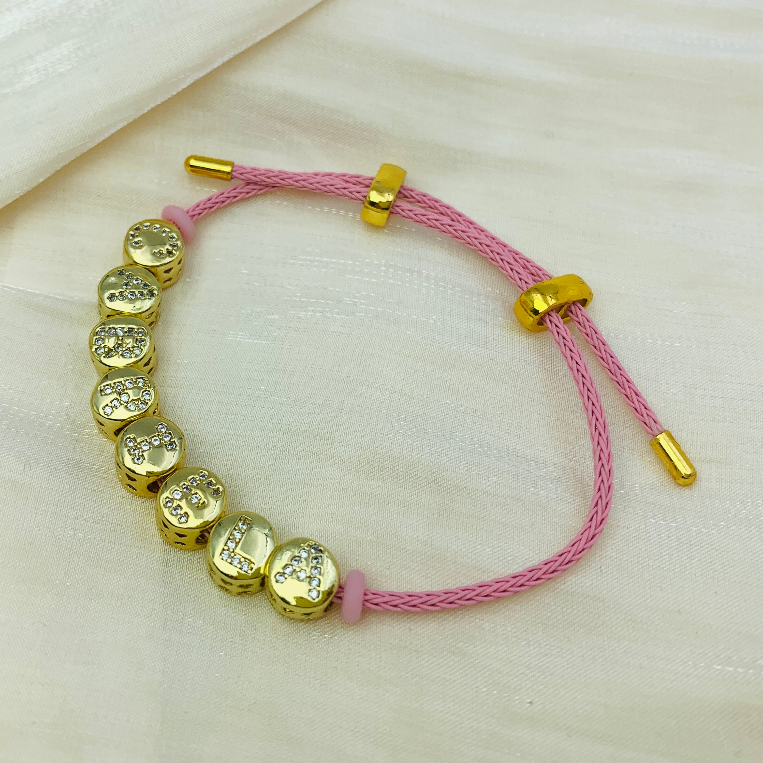 Pulsera con nombre y cuentas brillantes