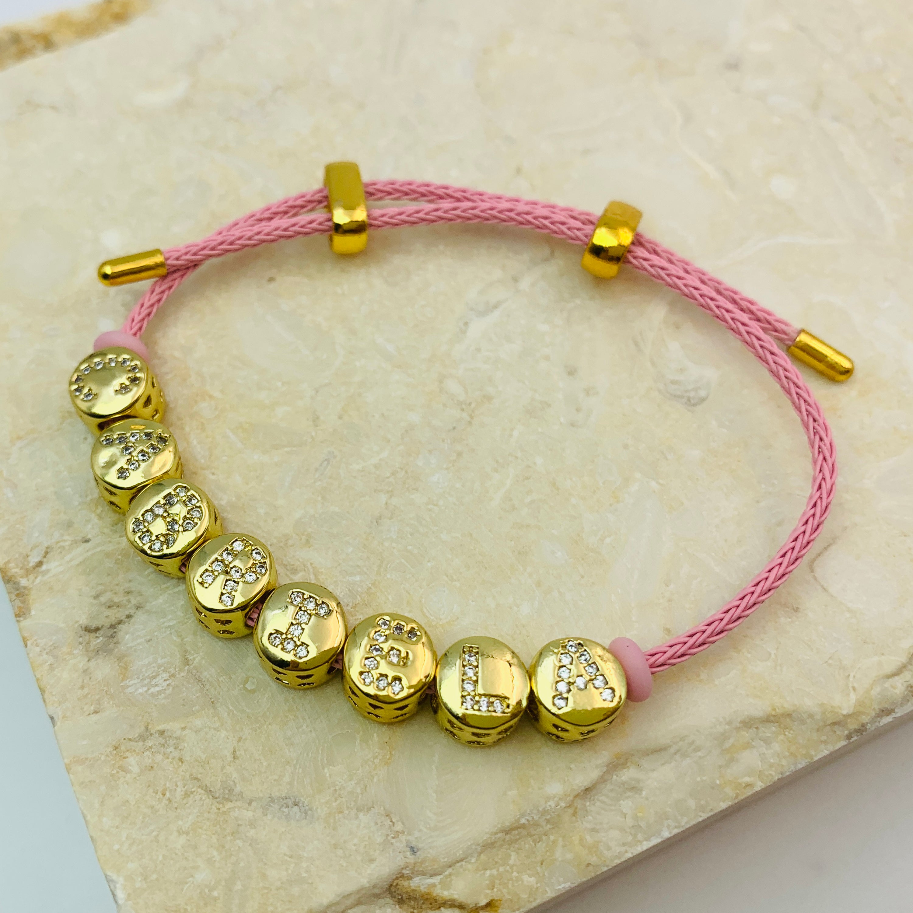 Pulsera con nombre y cuentas brillantes