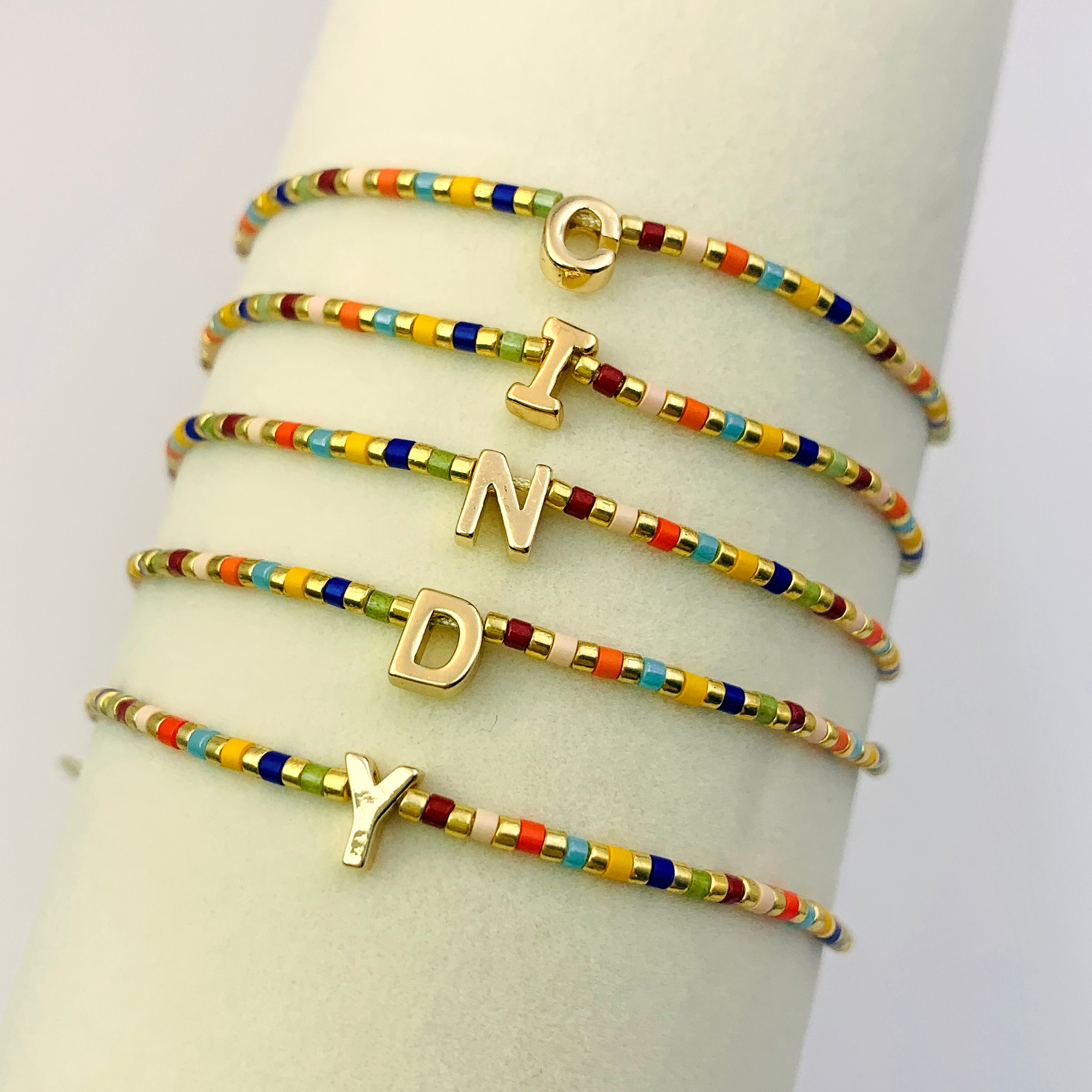 Pulsera con nombre y cuentas de colores