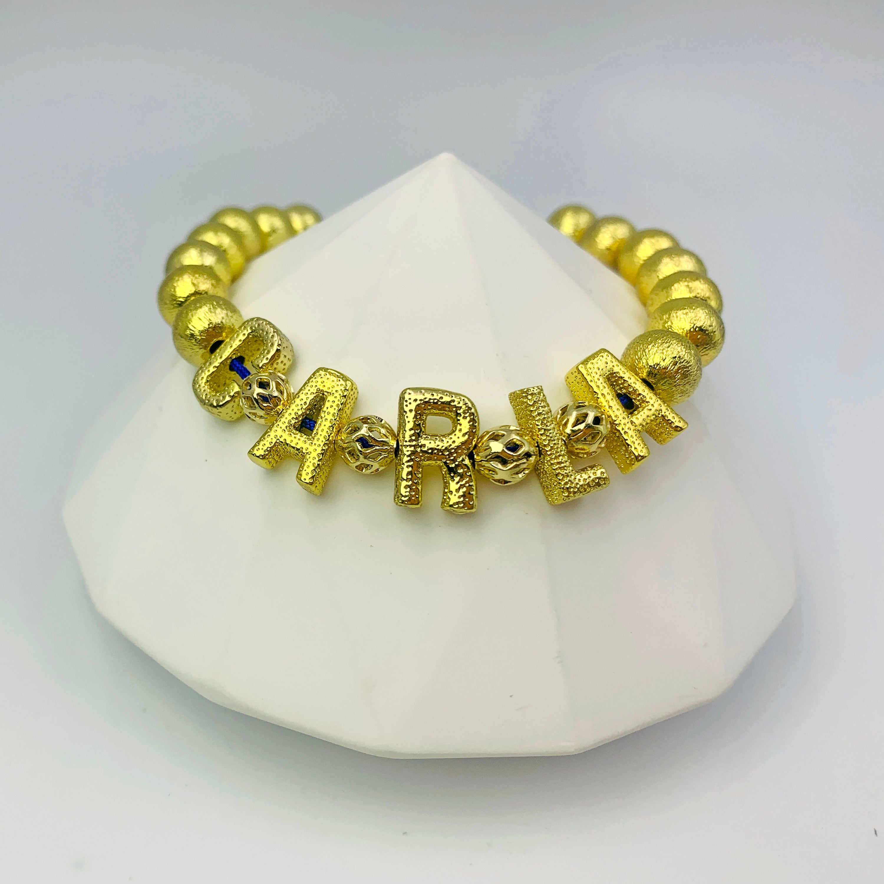 Pulsera de cuentas con letras brillantes