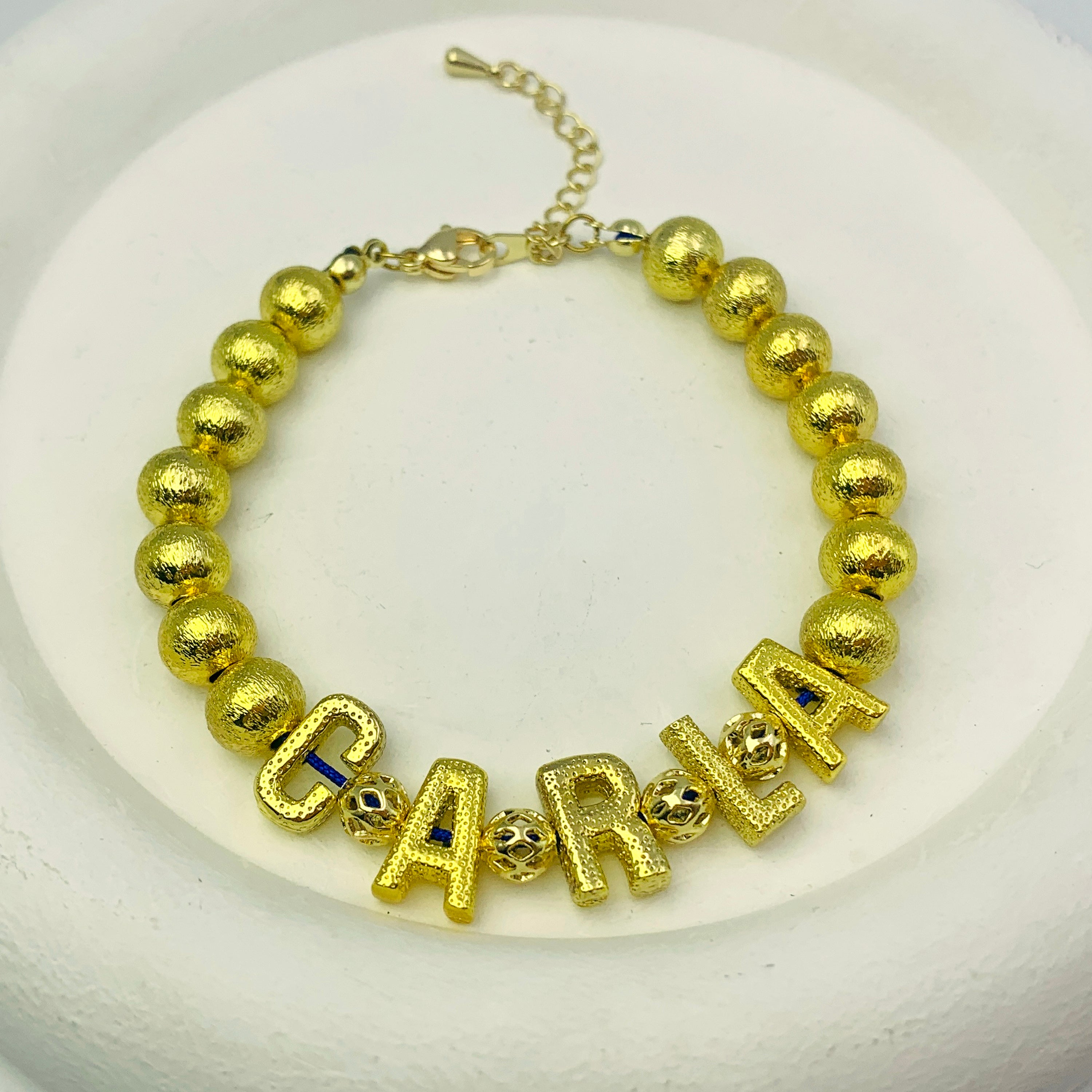 Pulsera de cuentas con letras brillantes