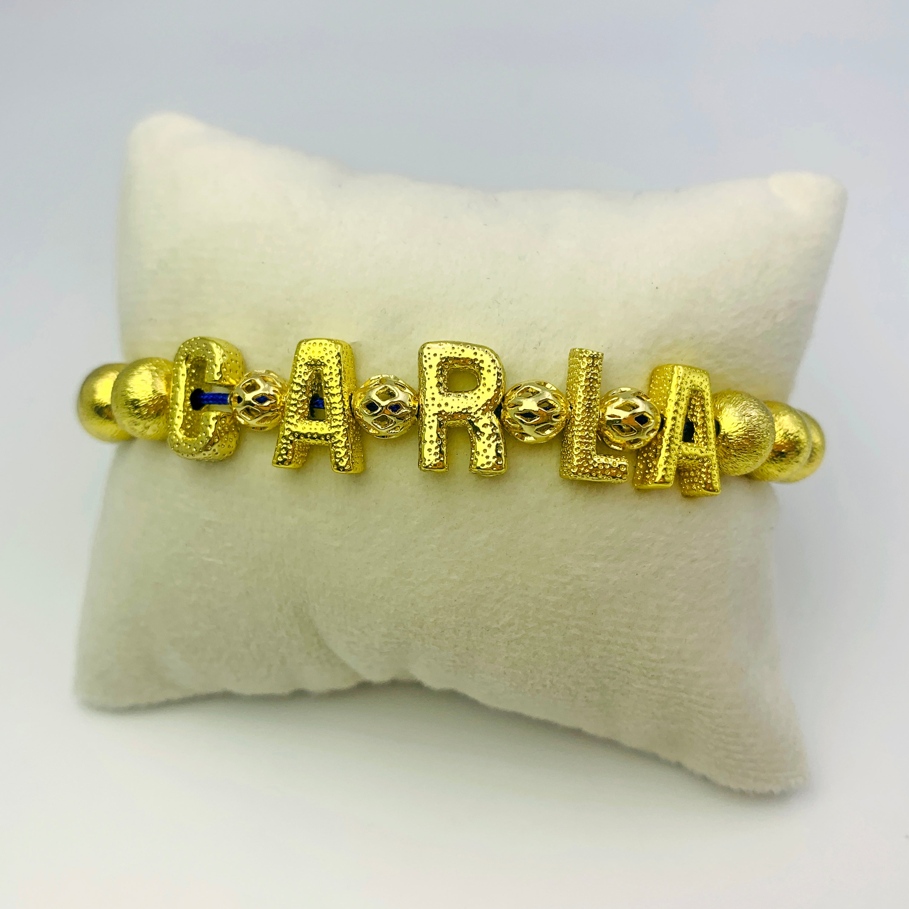 Pulsera de cuentas con letras brillantes