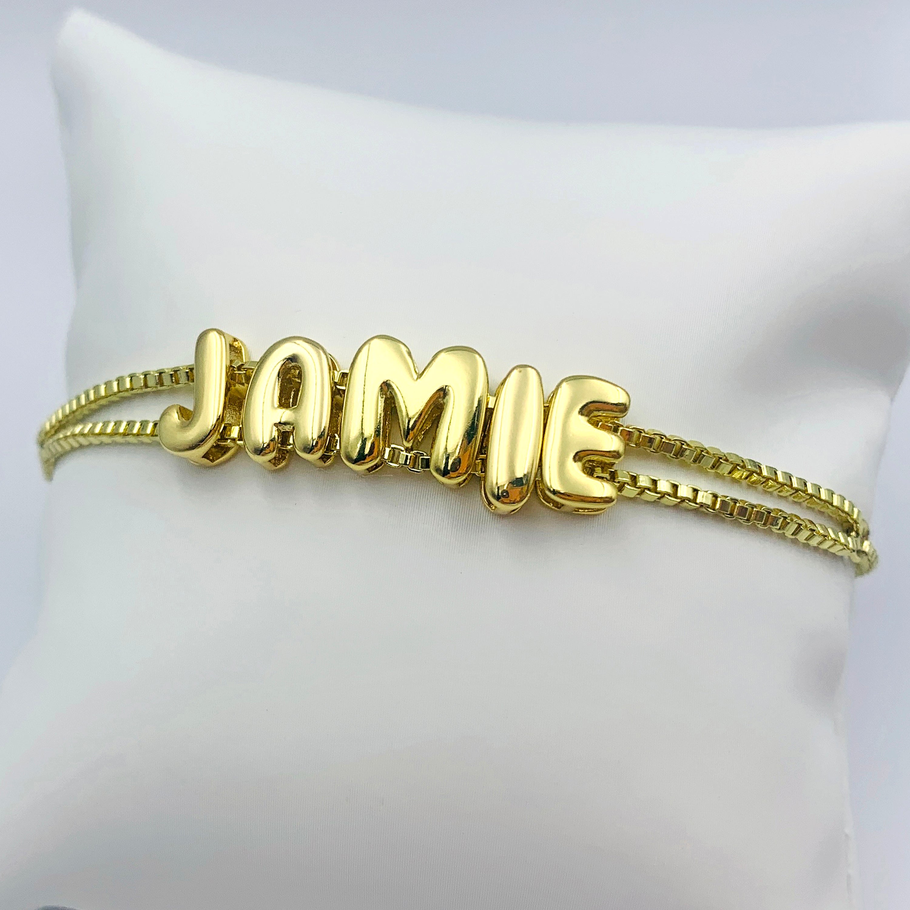 Pulsera con nombre en oro hinchado