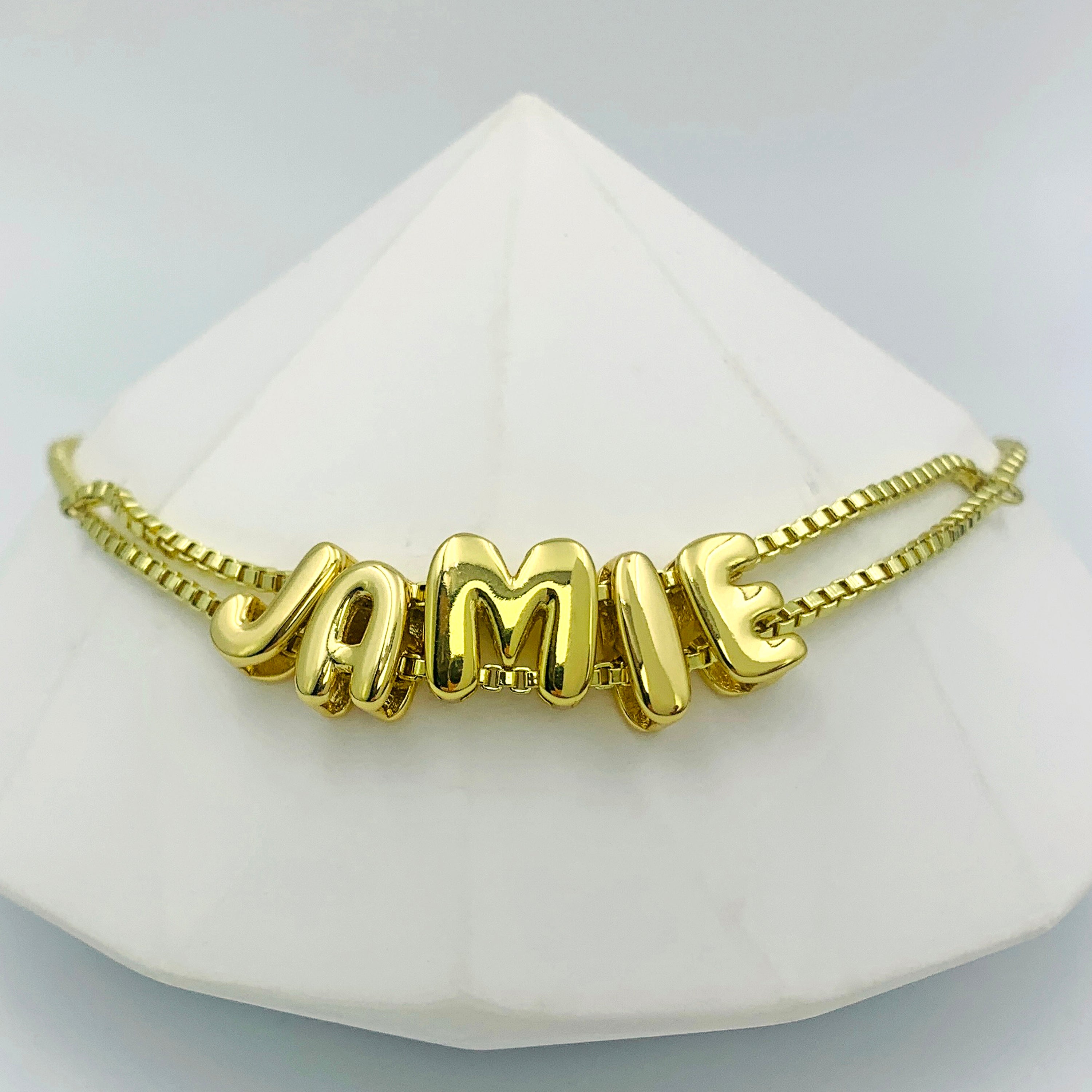 Pulsera con nombre en oro hinchado