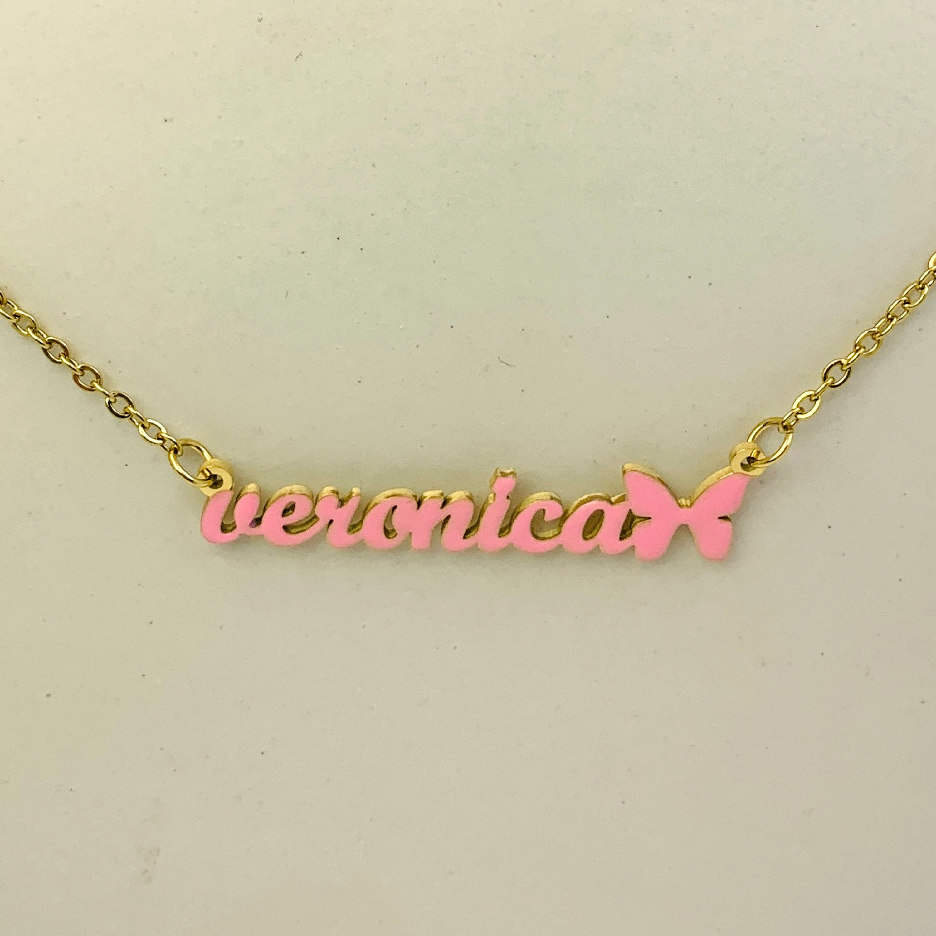 Collar con nombre de mariposa rosa personalizado