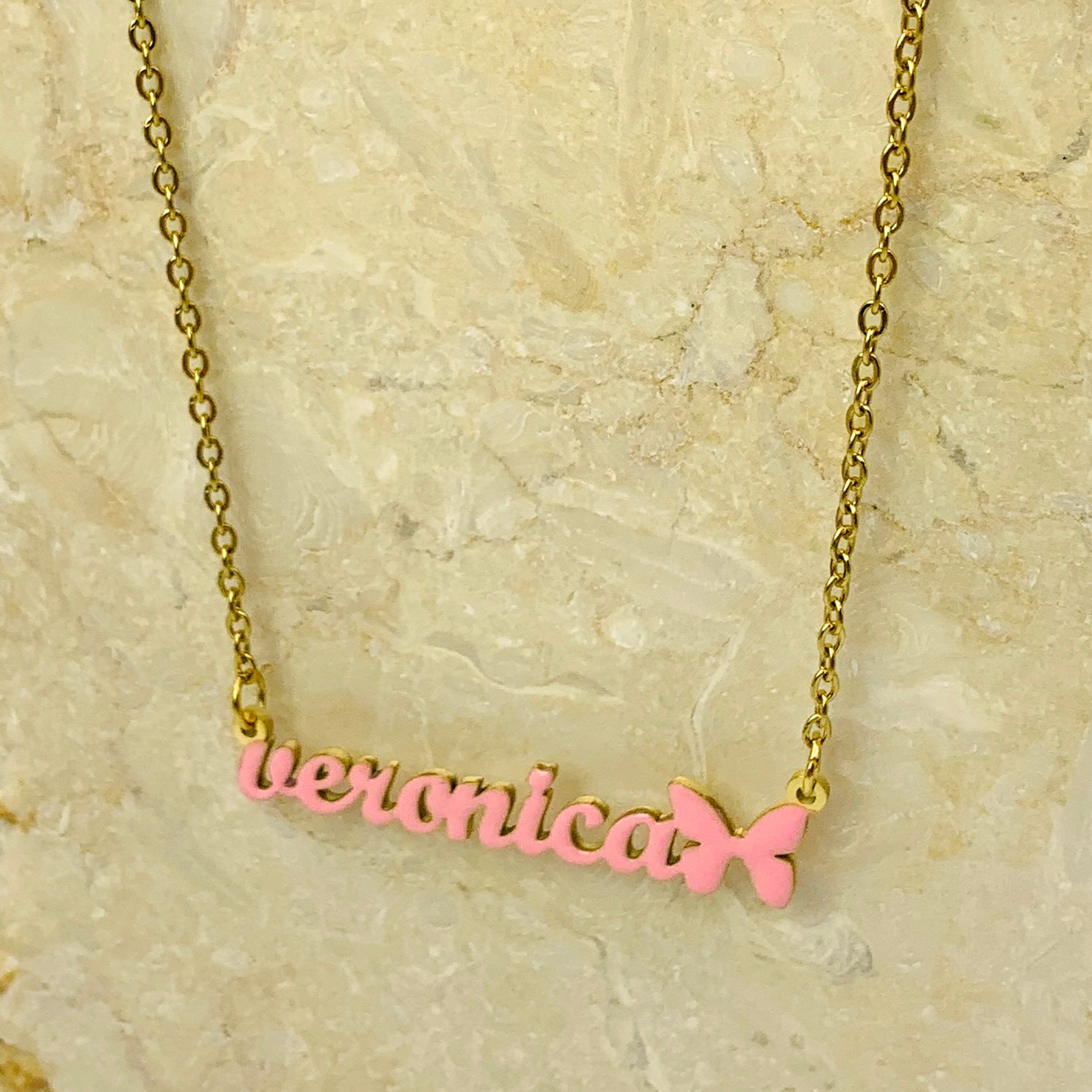 Collar con nombre de mariposa rosa personalizado