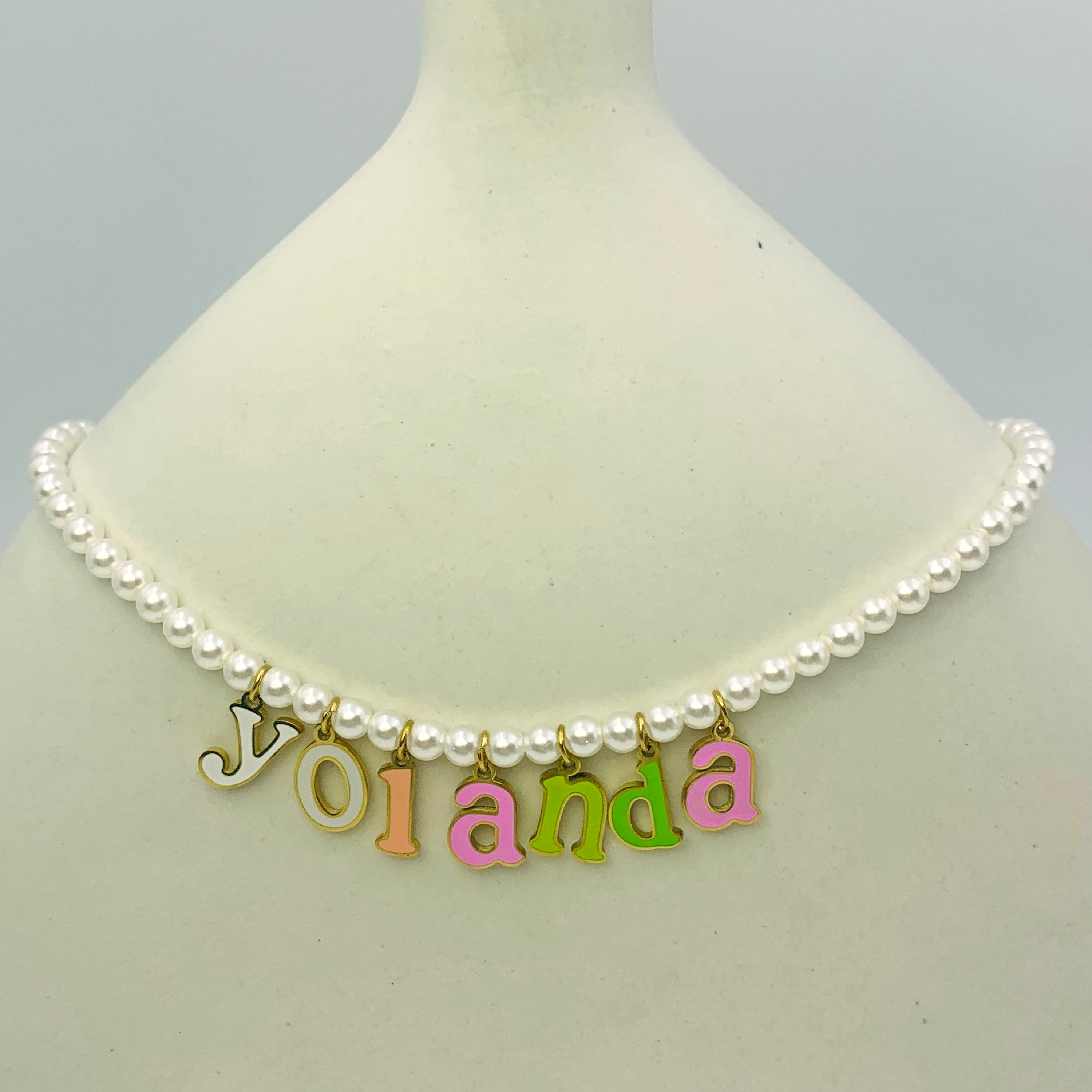 Collar con letras y perlas encantadas